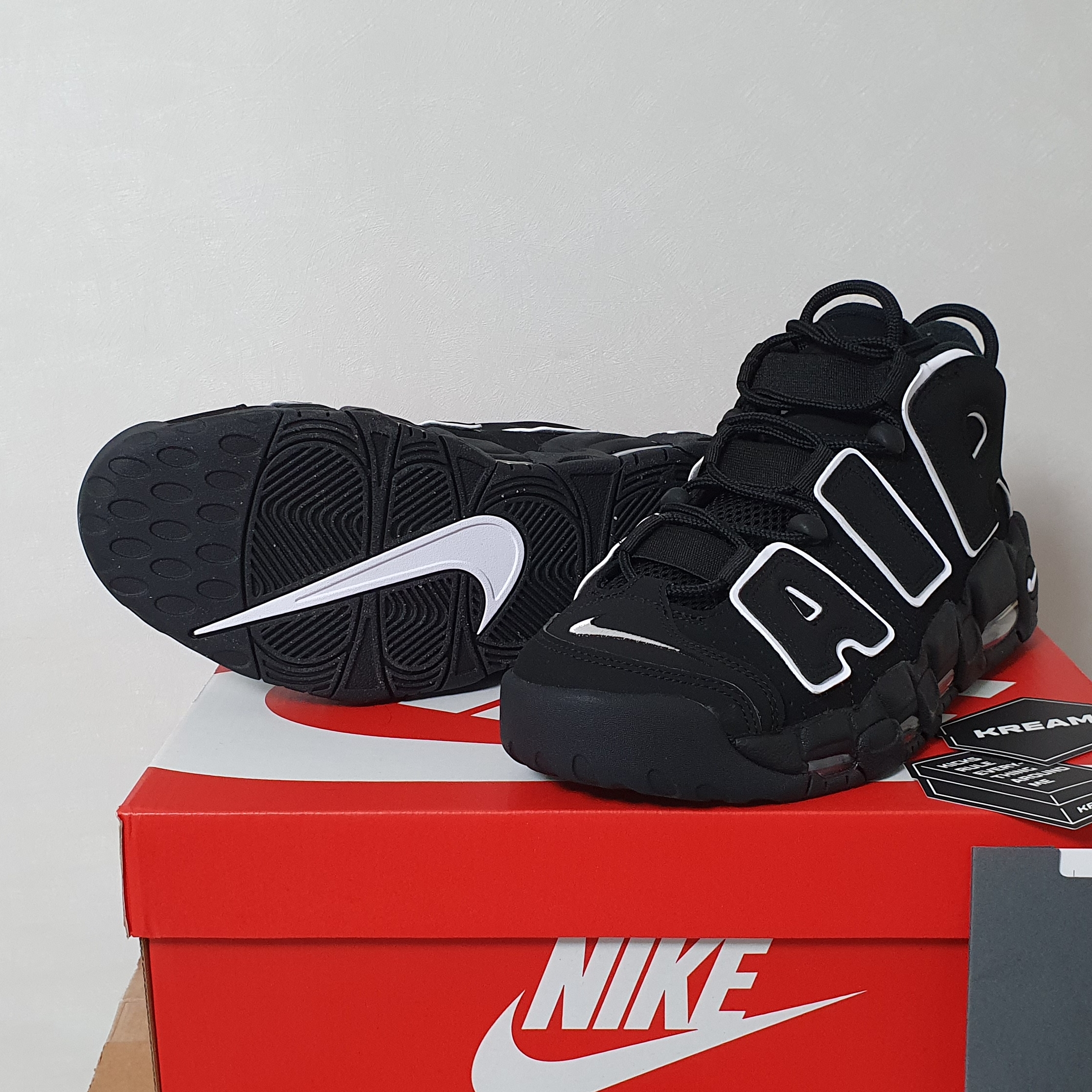 Nike Air More Uptempo Black White 2020 착용 스타일 - 3