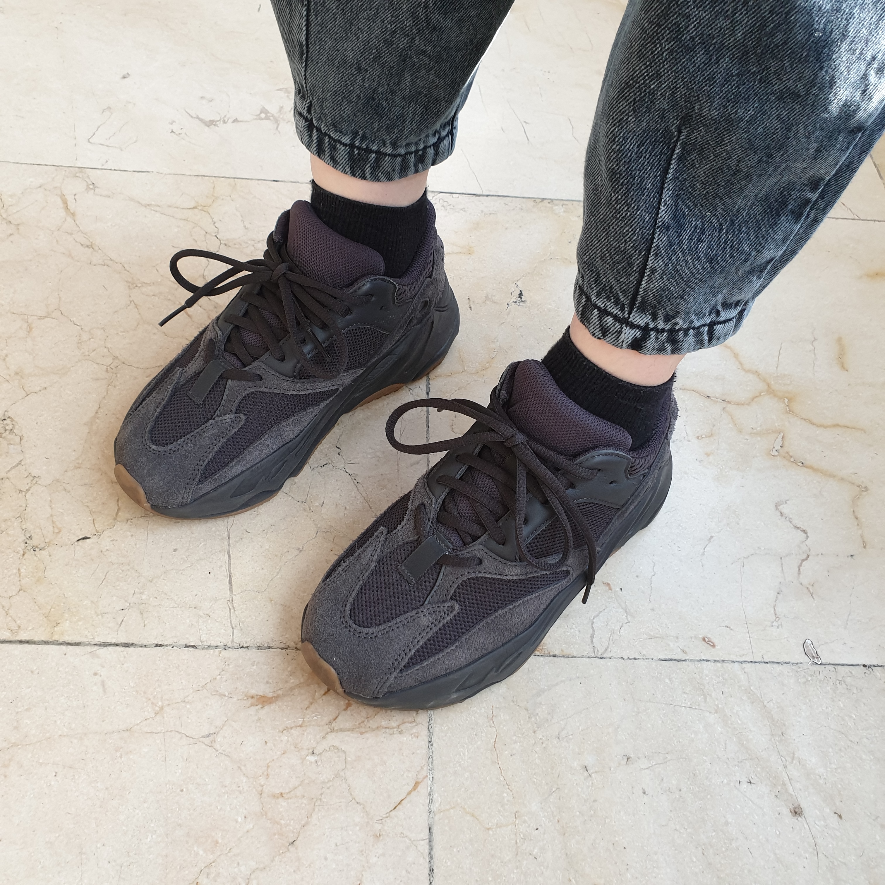 Adidas Yeezy Boost 700 Utility Black 착용 스타일