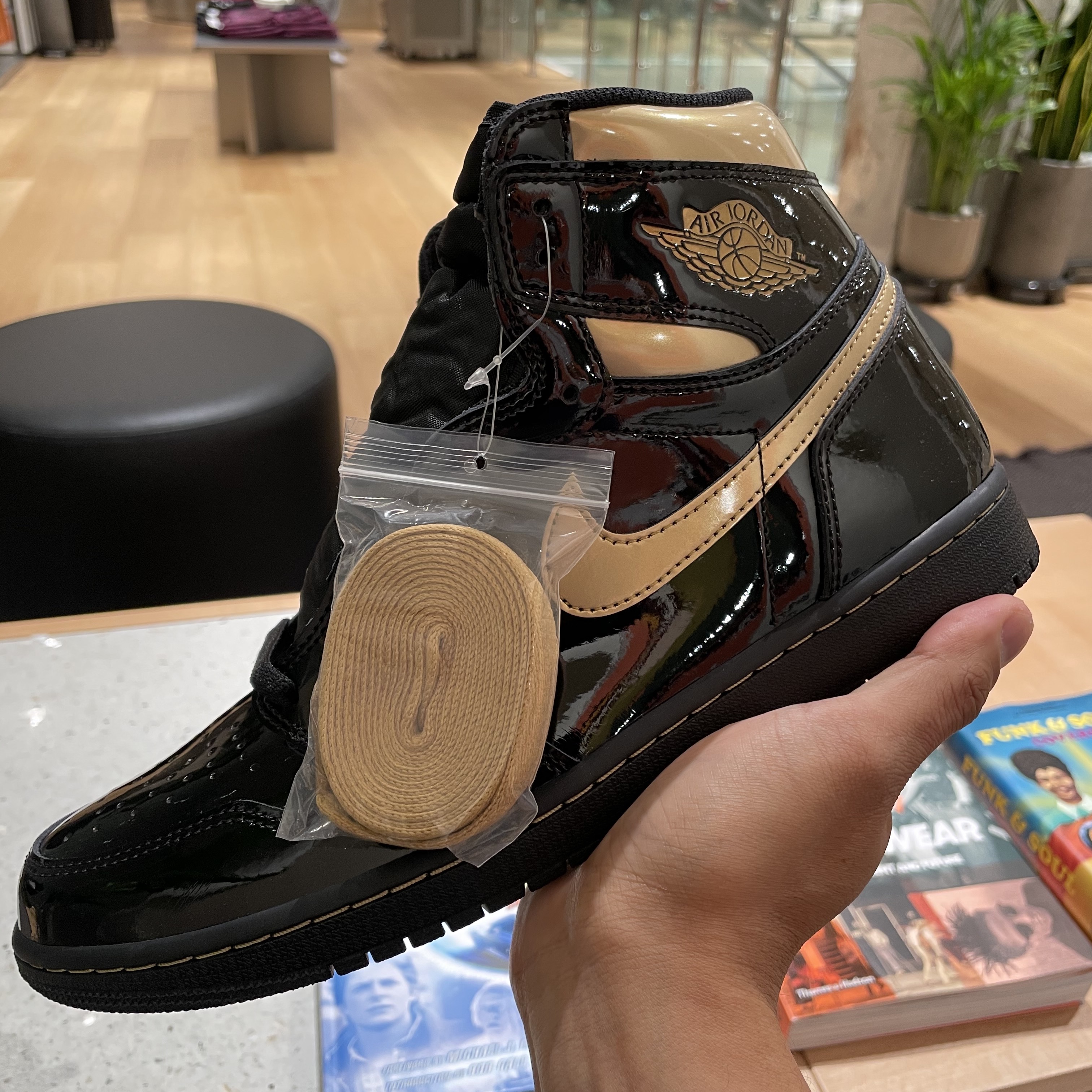 Jordan 1 Retro High OG Metallic Gold 착용 스타일