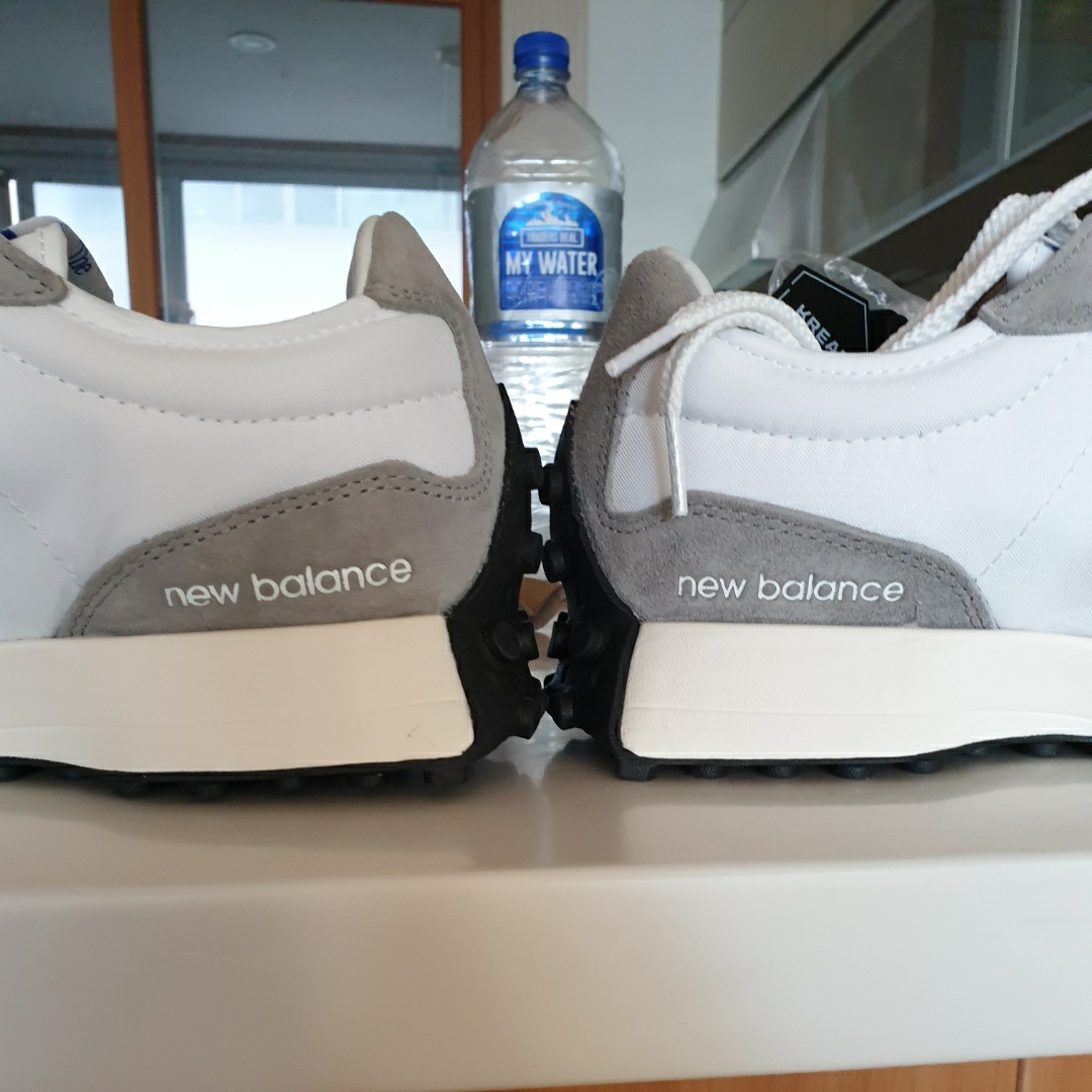 New Balance 327 Grey 착용 스타일