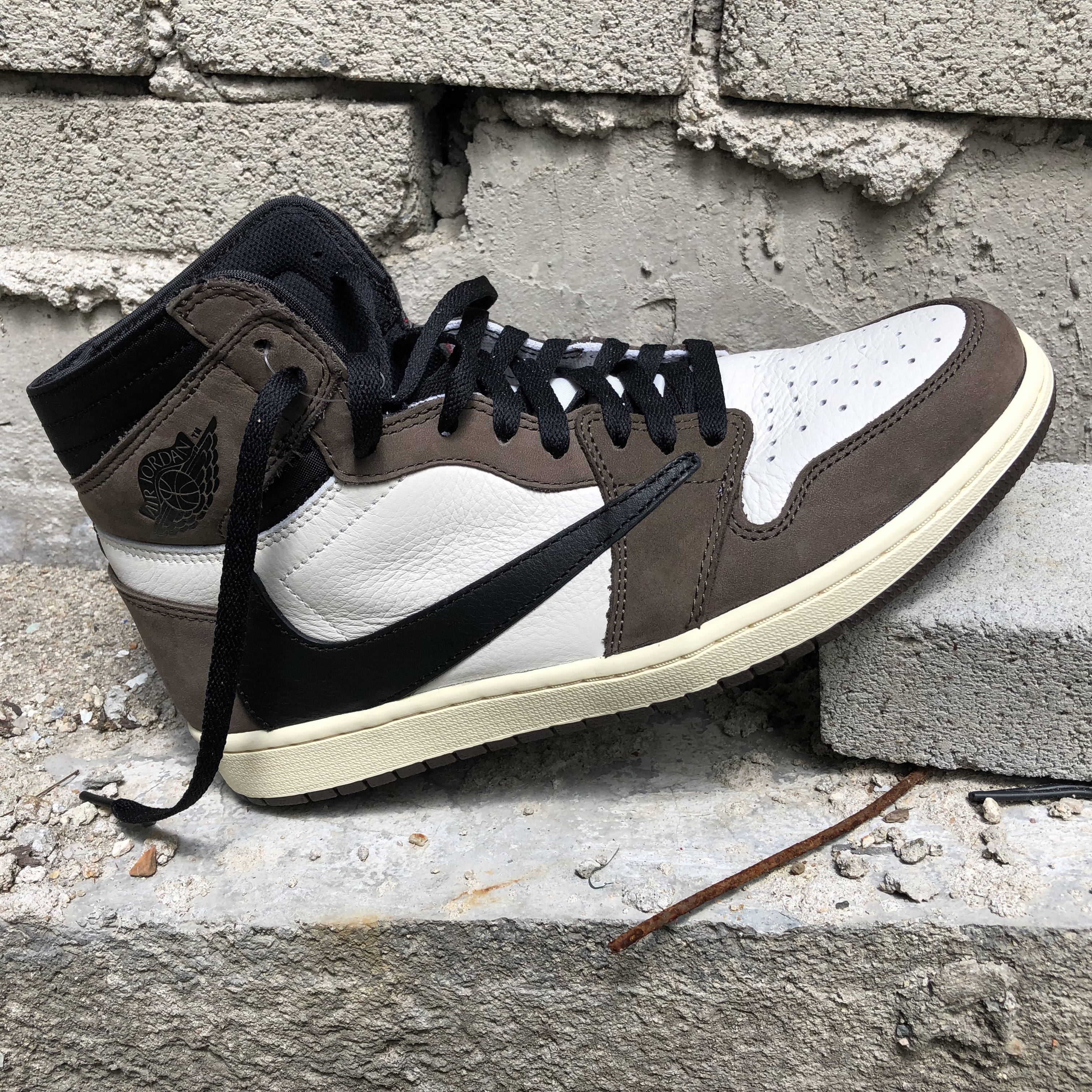 Jordan 1 x Travis Scott Retro High OG SP Mocha 착용 스타일 - 3