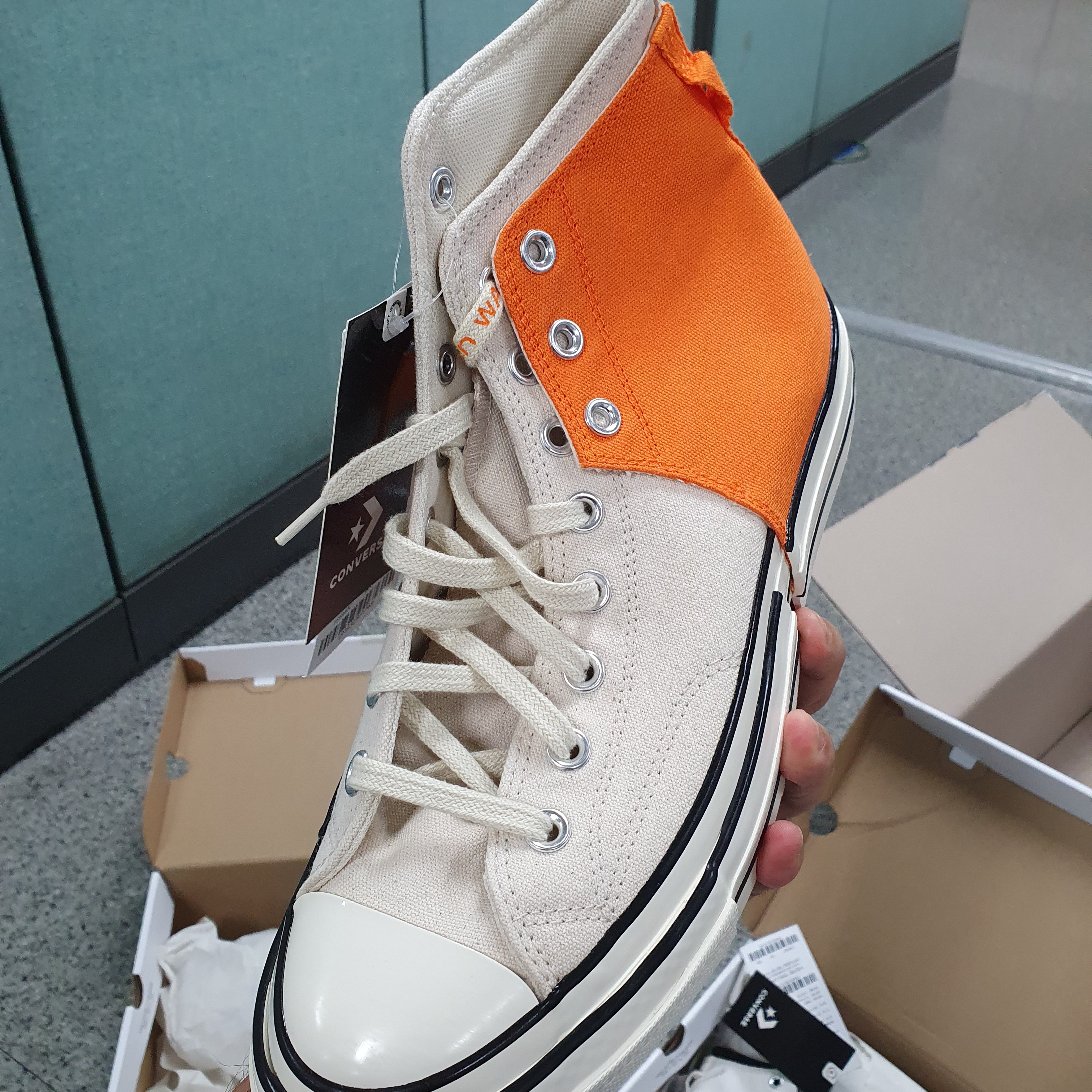 Converse x Feng Chen Wang Chuck 70 2-in-1 Persimmon Orange, Converse x Feng Chen Wang Chuck 70 2-in-1 Natural Ivory Black 착용 스타일 - 4