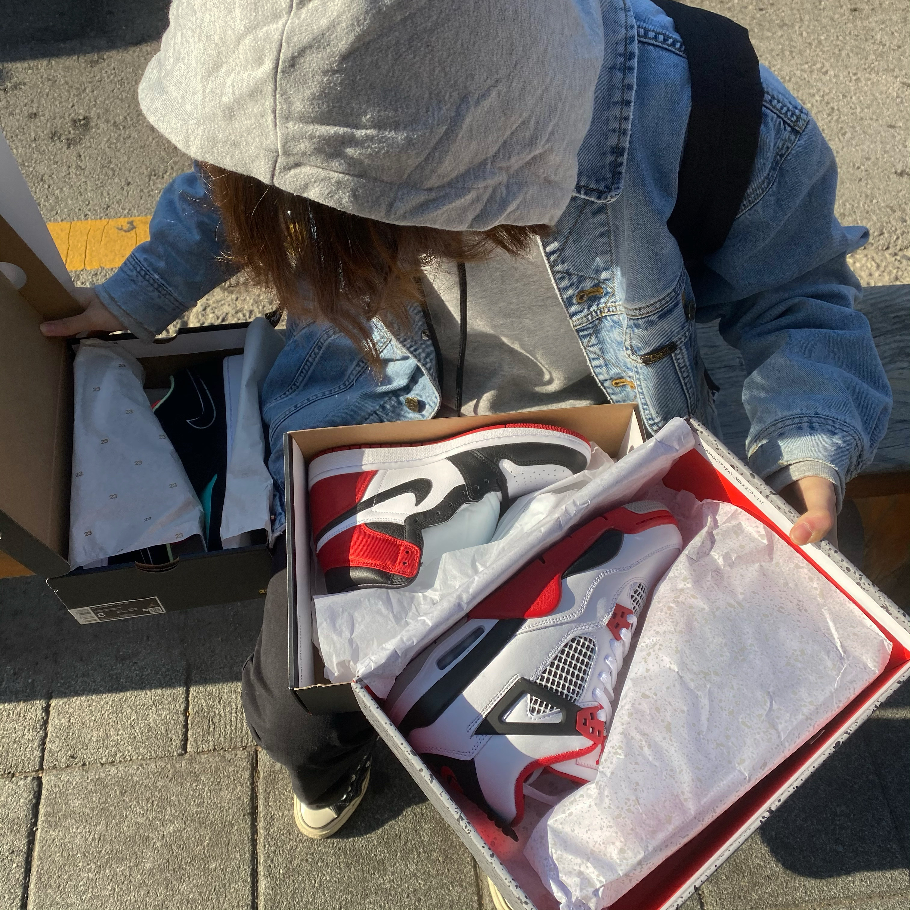 (GS) Jordan 4 Retro OG Fire Red 2020, (W) Jordan 1 Retro High Satin Black Toe 착용 스타일