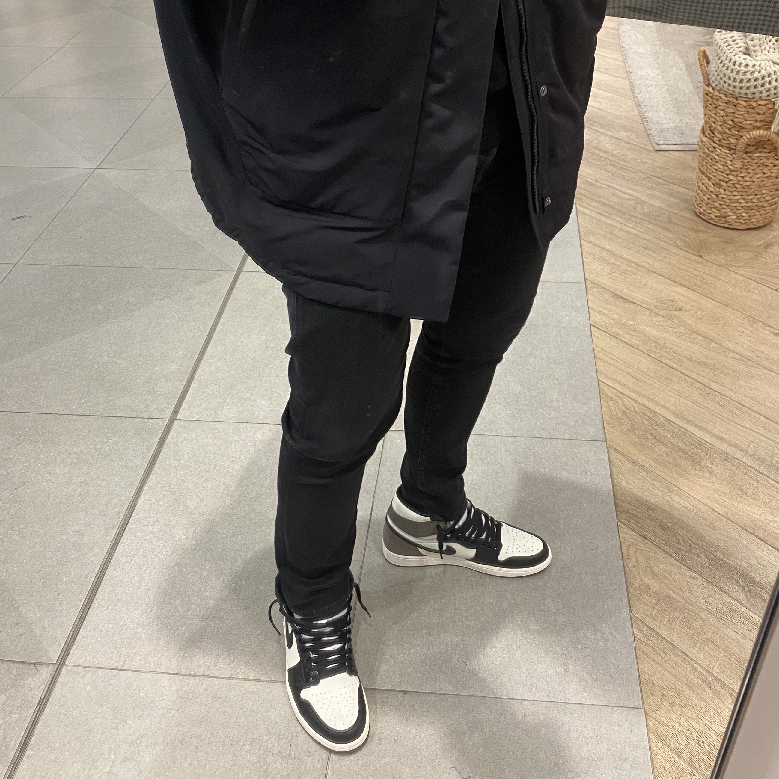 Jordan 1 Retro High OG Black Mocha 착용 스타일 - 2