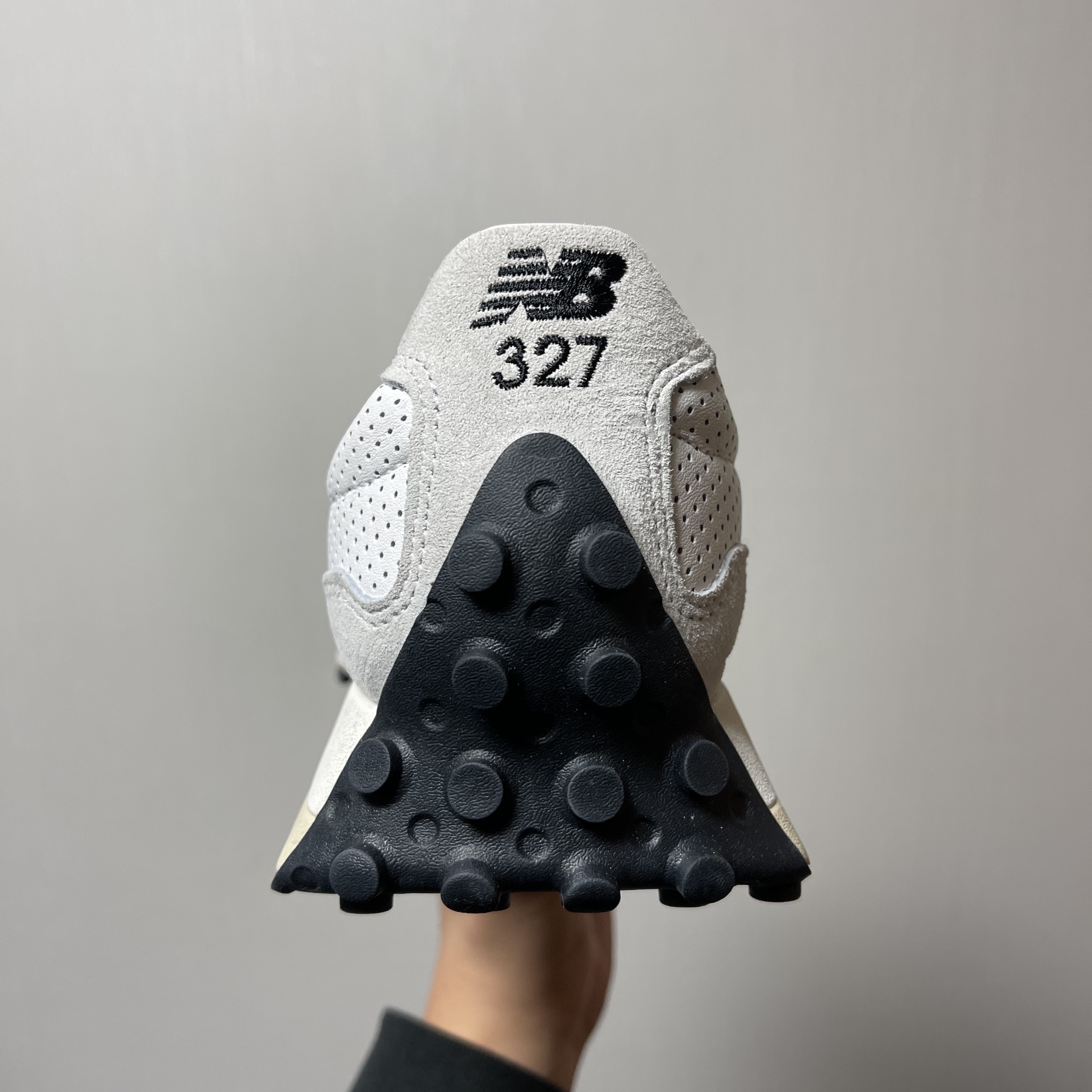 New Balance x Casablanca 327 Idealist Off White Green, New Balance x Casablanca 327 Idealist Black Grey Pink 착용 스타일 - 5