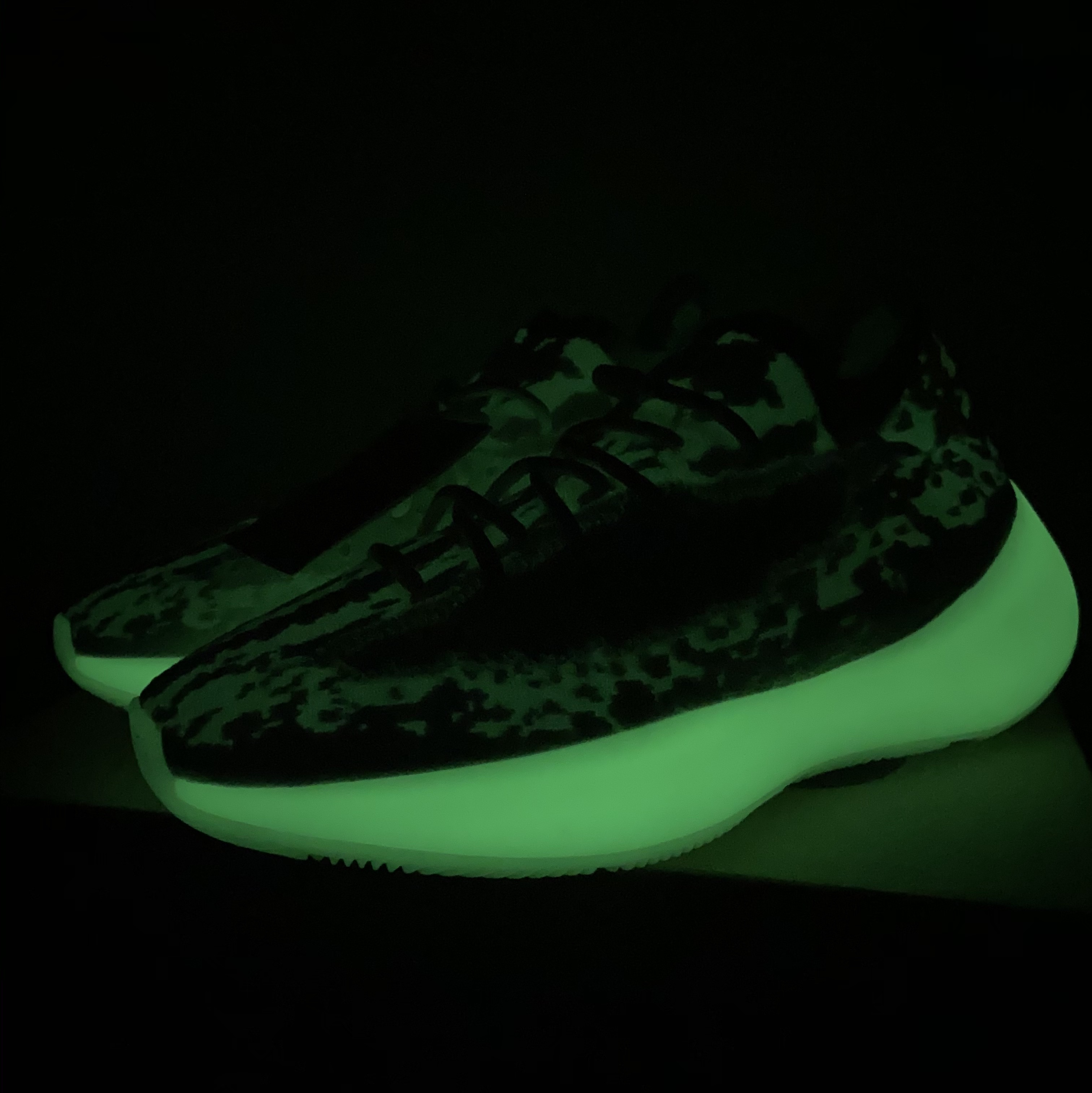 Adidas Yeezy Boost 380 Calcite Glow 착용 스타일