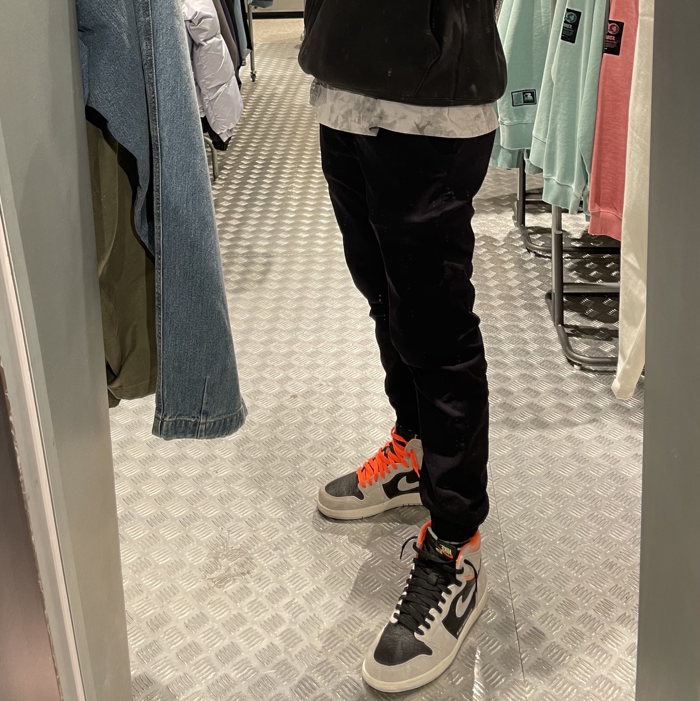Jordan 1 Retro High Neutral Grey Hyper Crimson 착용 스타일 - 1