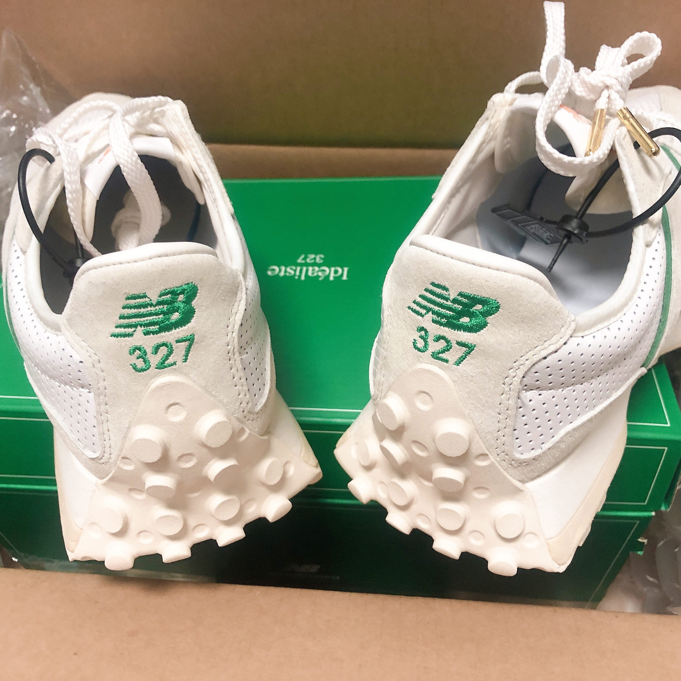 New Balance x Casablanca 327 Idealist Off White Green 착용 스타일 - 2