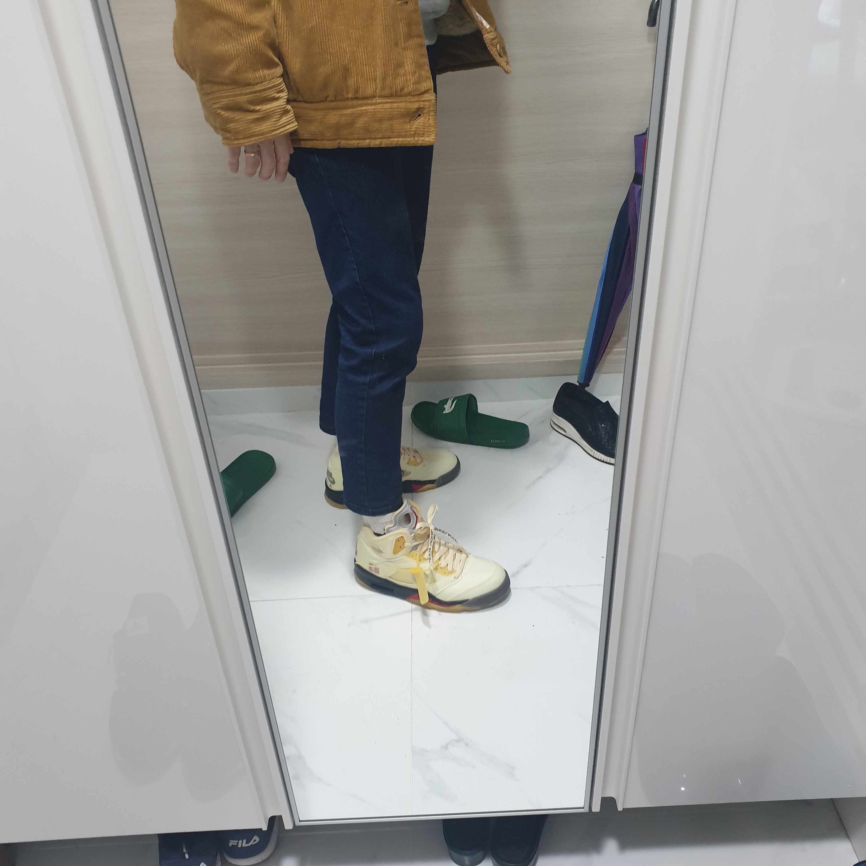 Jordan 5 x Off-White Retro SP Sail Fire Red 착용 스타일