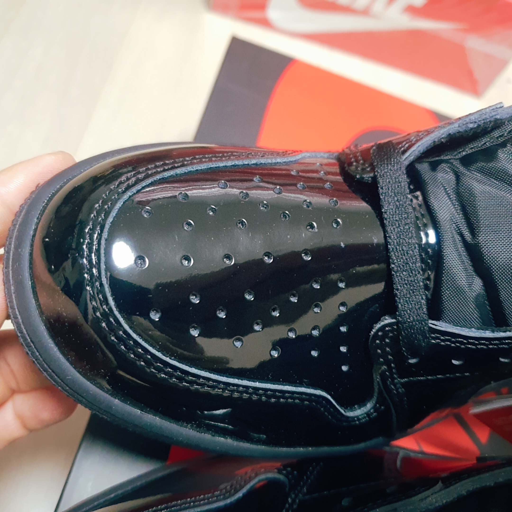 Jordan 1 Retro High OG Metallic Gold 착용 스타일 - 3