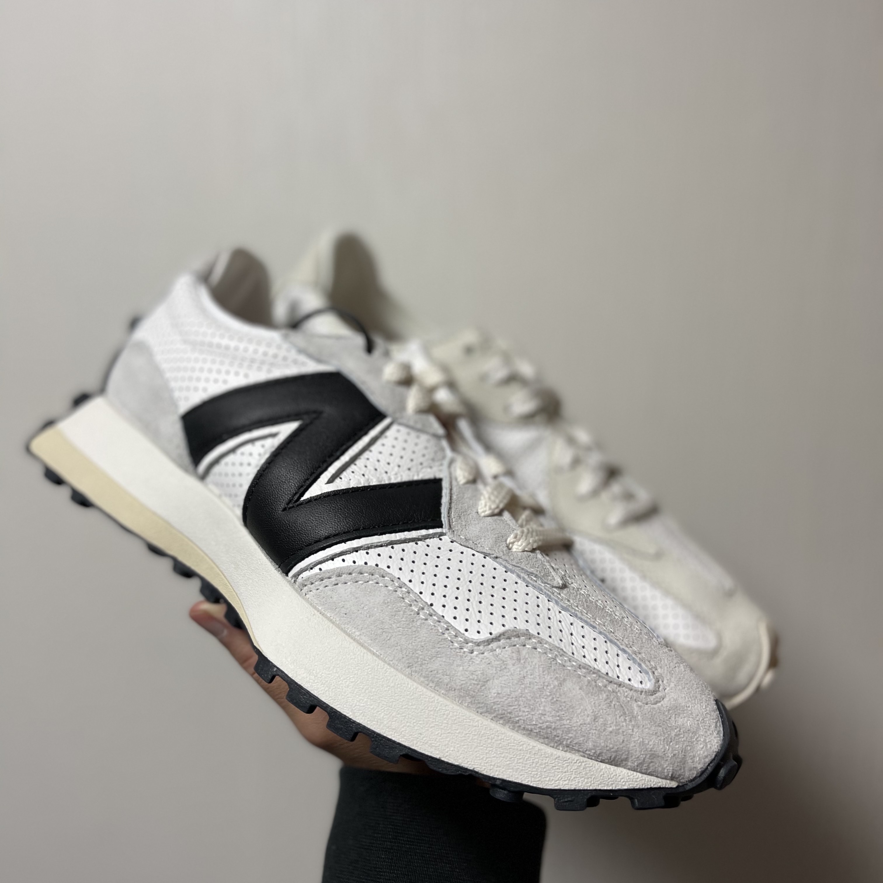 New Balance x Casablanca 327 Idealist Off White Green, New Balance x Casablanca 327 Idealist Black Grey Pink 착용 스타일 - 2