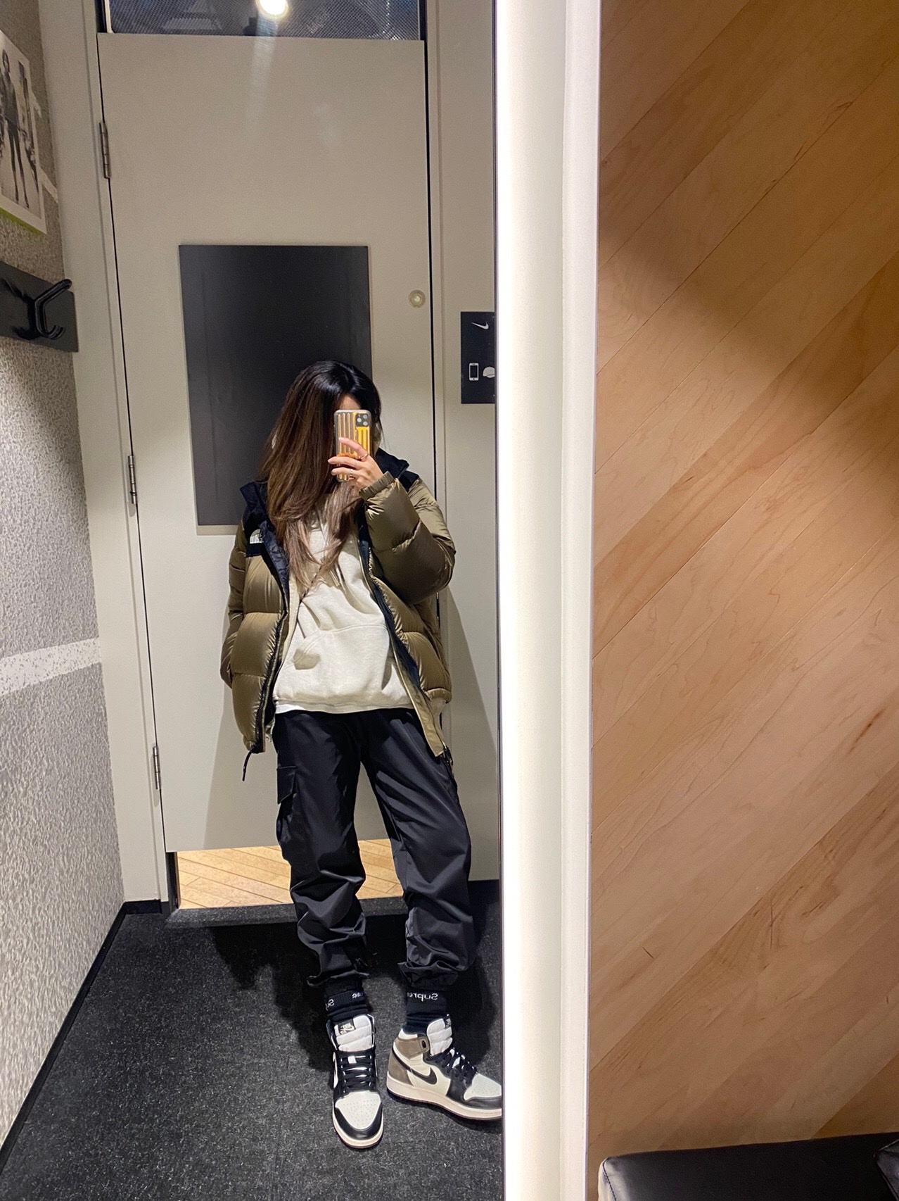 Jordan 1 Retro High OG Black Mocha 착용 스타일 - 3