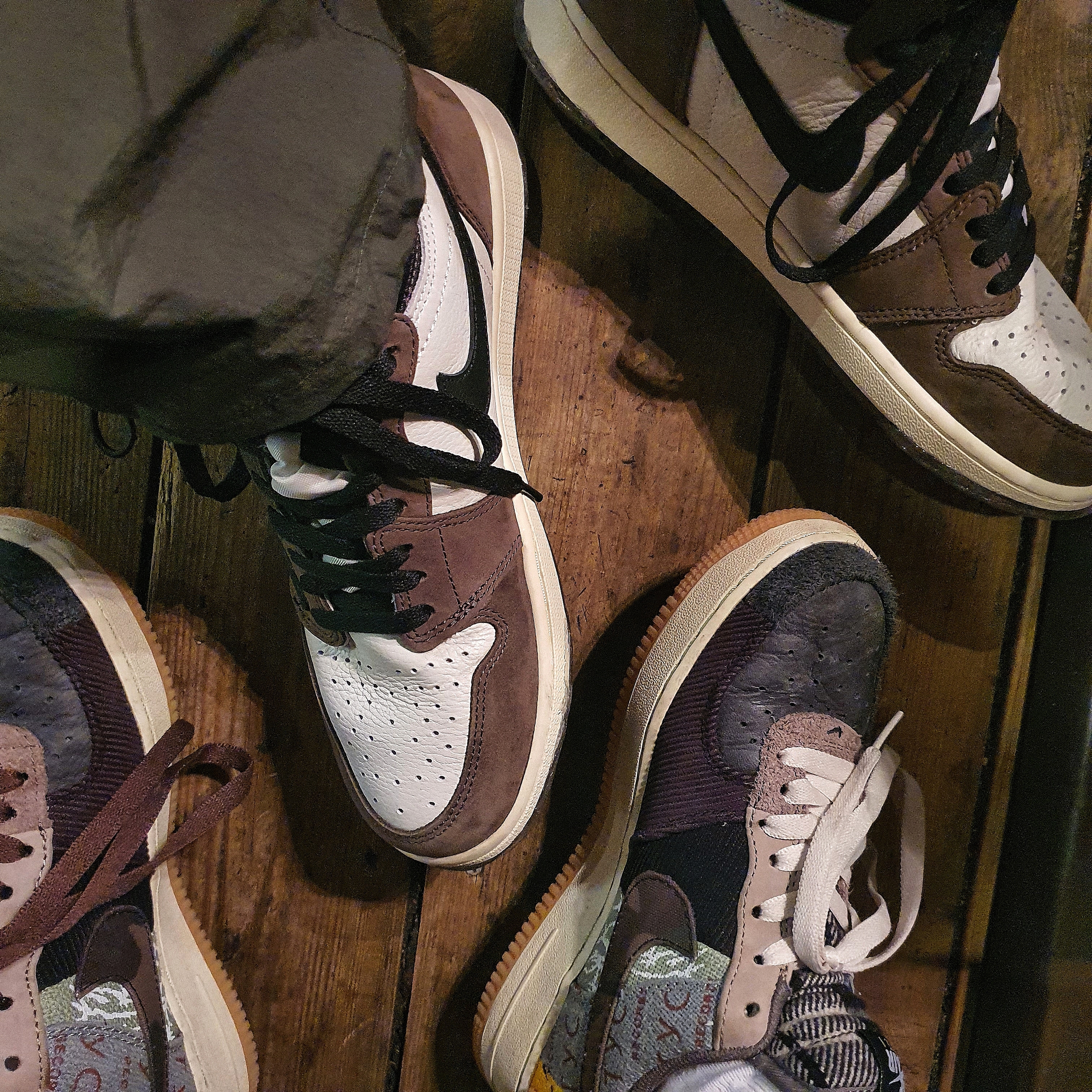 Jordan 1 x Travis Scott Retro High OG SP Mocha, Nike x Travis Scott Air Force 1 Low Cactus Jack 착용 스타일