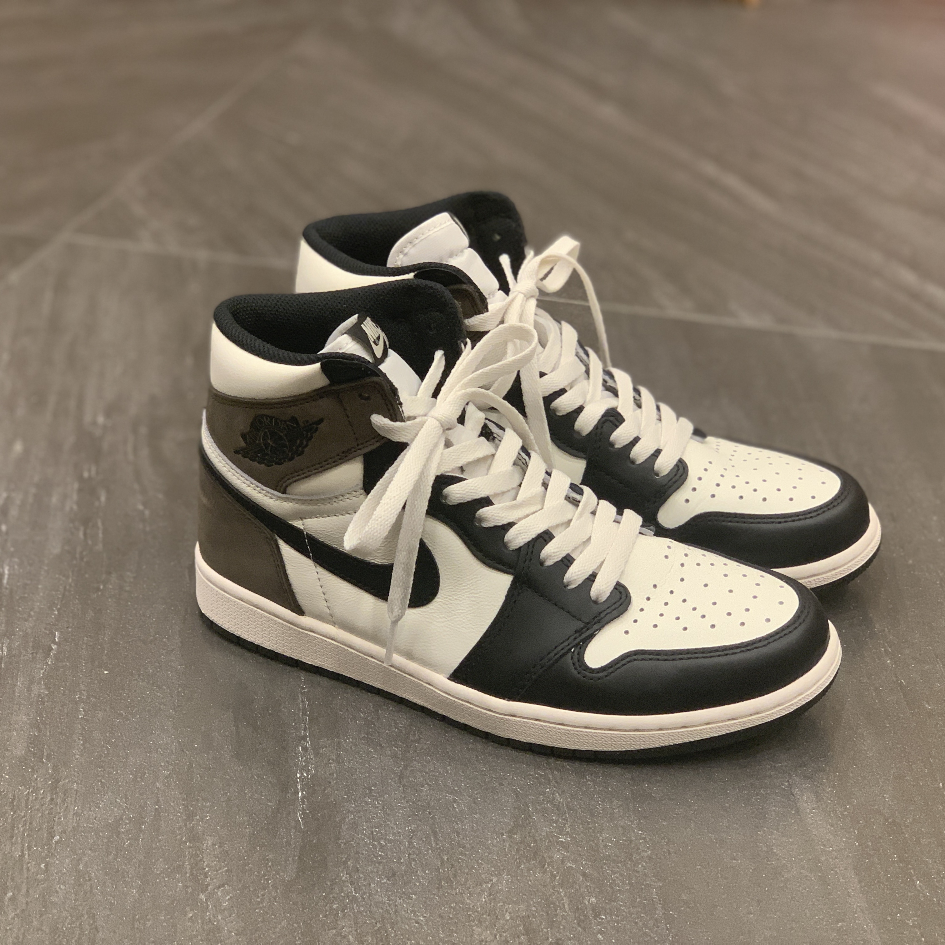 Jordan 1 Retro High OG Black Mocha 착용 스타일 - 2