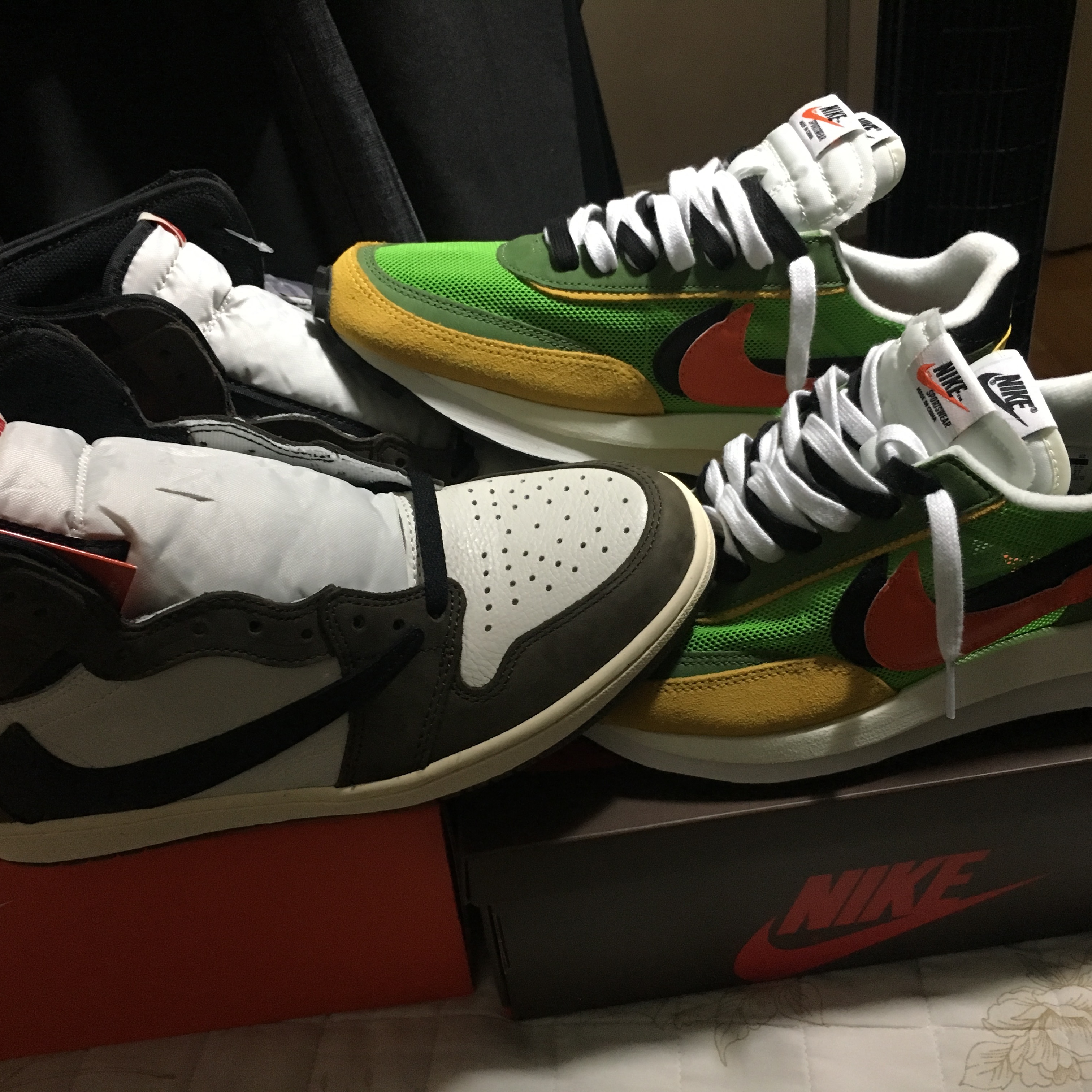 Jordan 1 x Travis Scott Retro High OG SP Mocha, Nike x Sacai LDWaffle Green Multi 착용 스타일