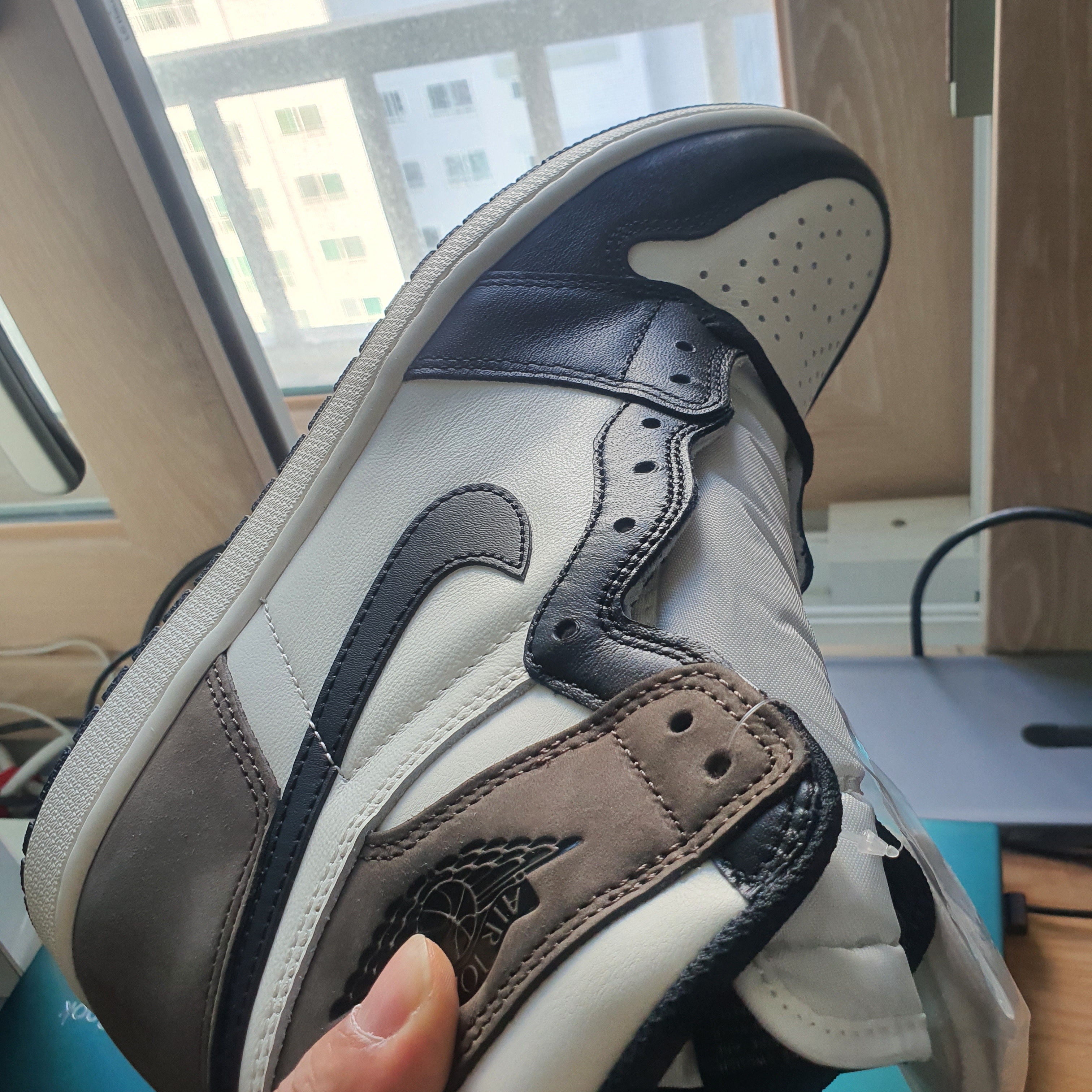 Jordan 1 Retro High OG Black Mocha, Nike x Kasina Dunk Low 80's Bus 착용 스타일 - 1