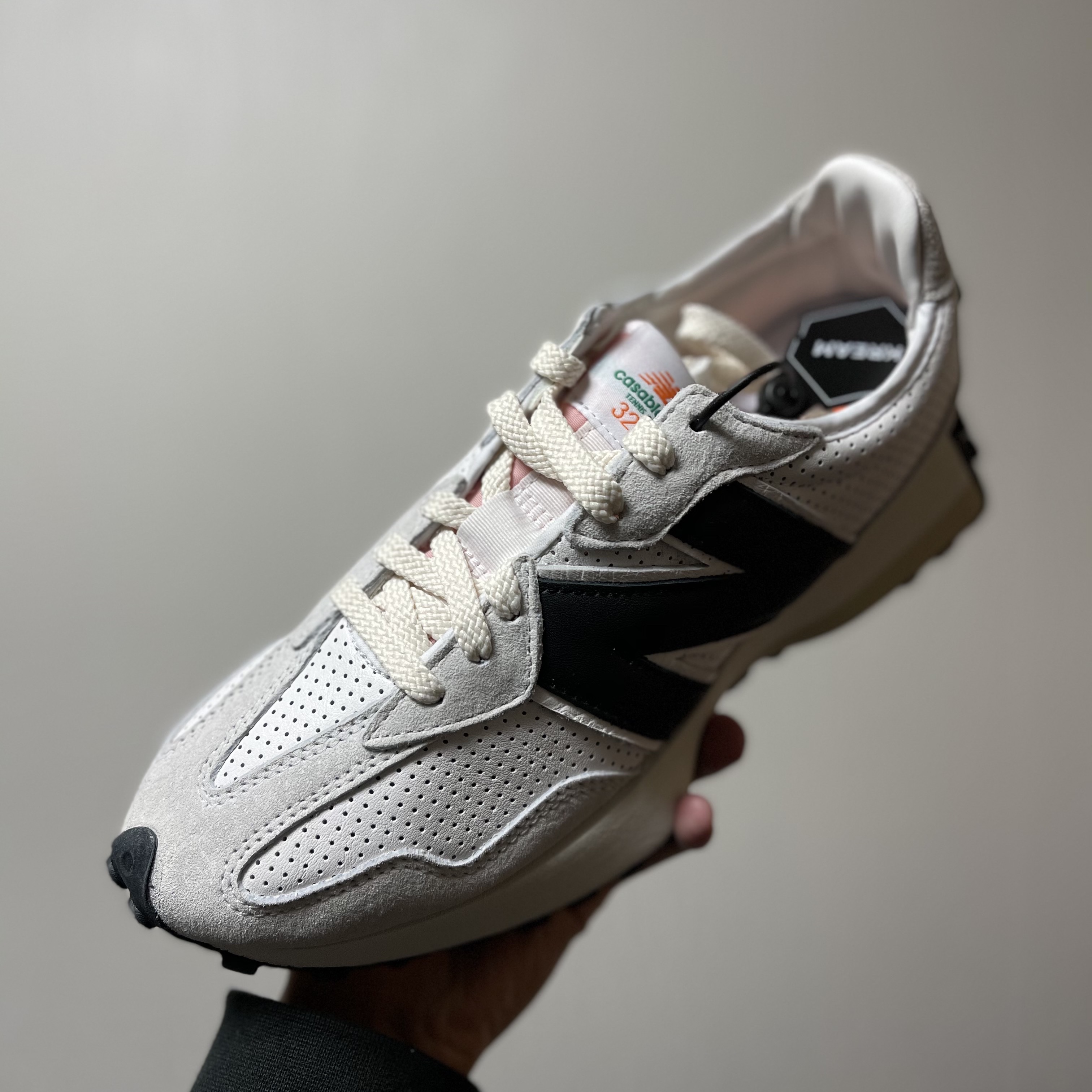 New Balance x Casablanca 327 Idealist Off White Green, New Balance x Casablanca 327 Idealist Black Grey Pink 착용 스타일 - 4