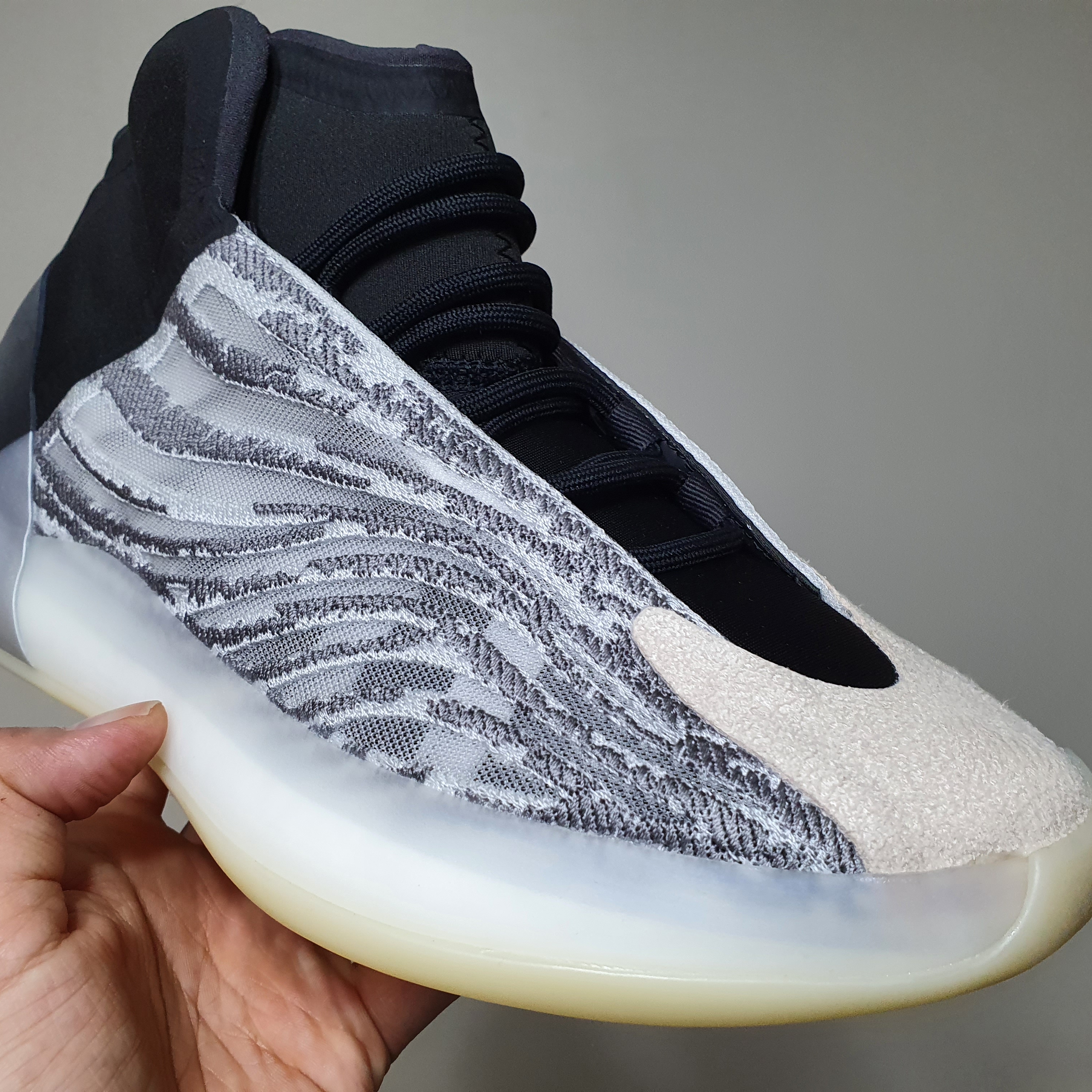 Adidas Yeezy QNTM Lifestyle 착용 스타일