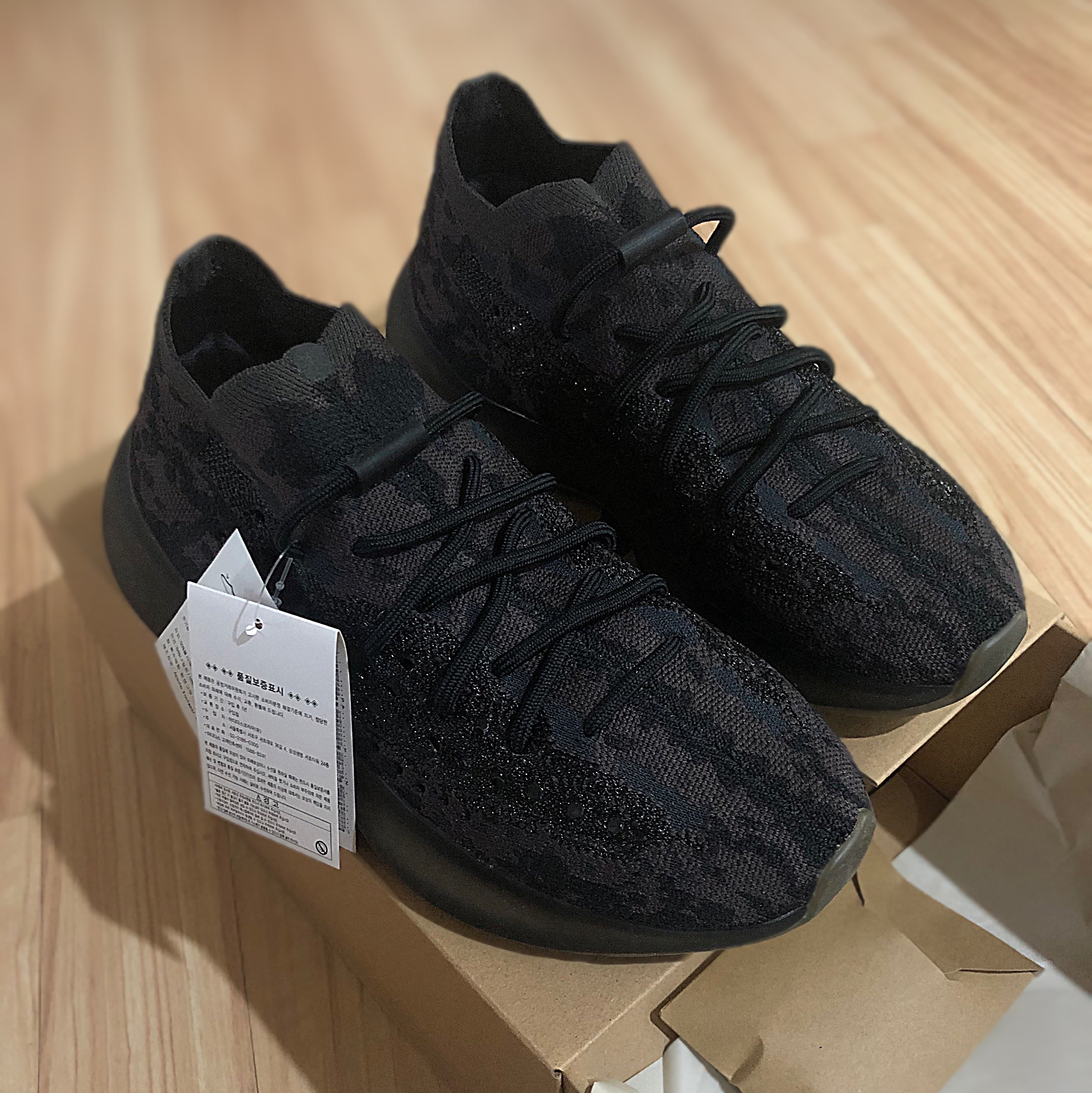 Adidas Yeezy Boost 380 Onyx - Non-Reflective 착용 스타일