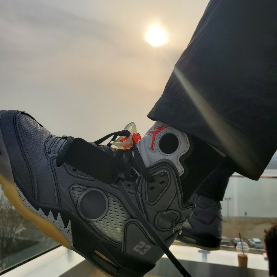 Jordan 5 x Off-White Retro SP Black Muslin 착용 스타일