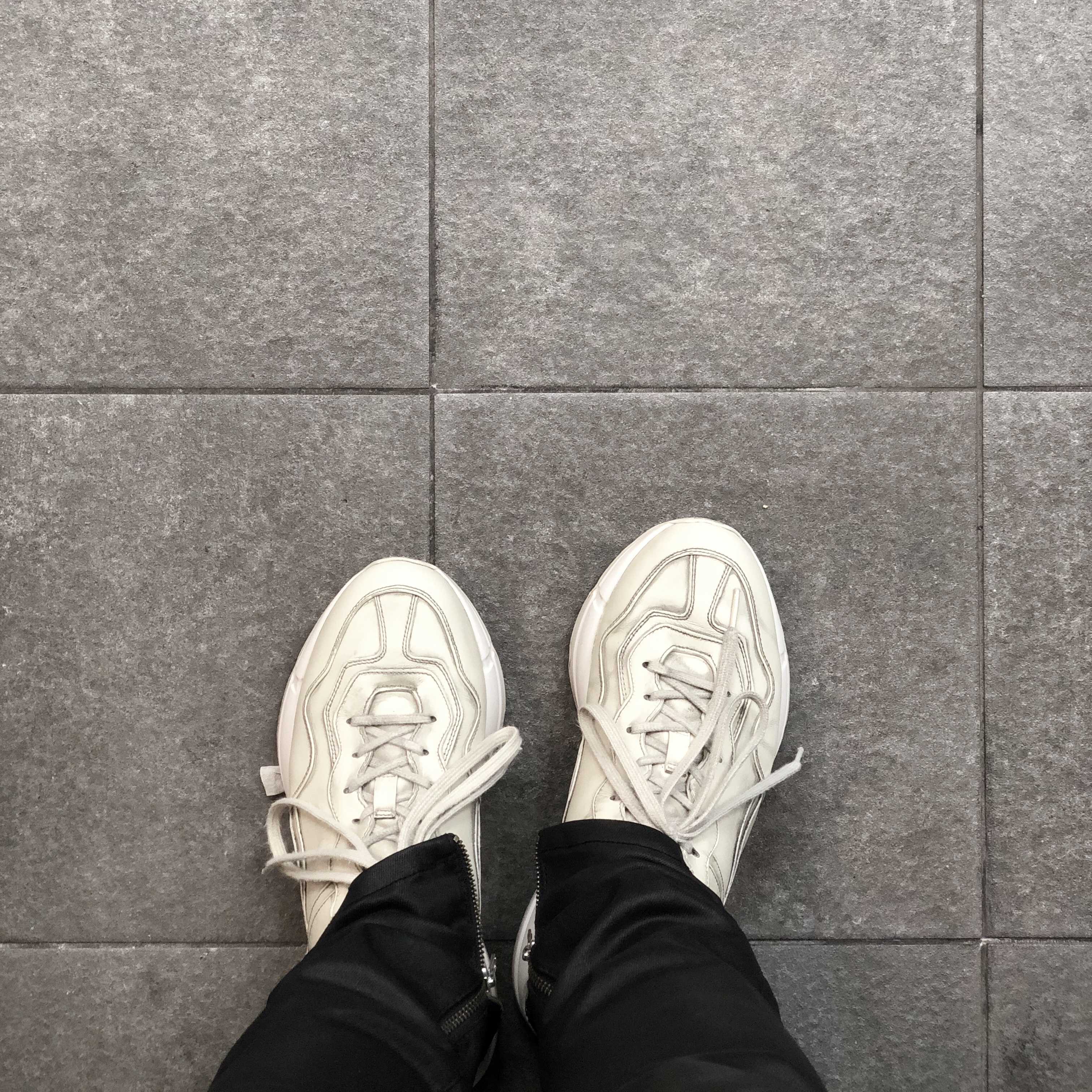 Gucci Rhyton Leather Sneakers Distressed Ivory 착용 스타일