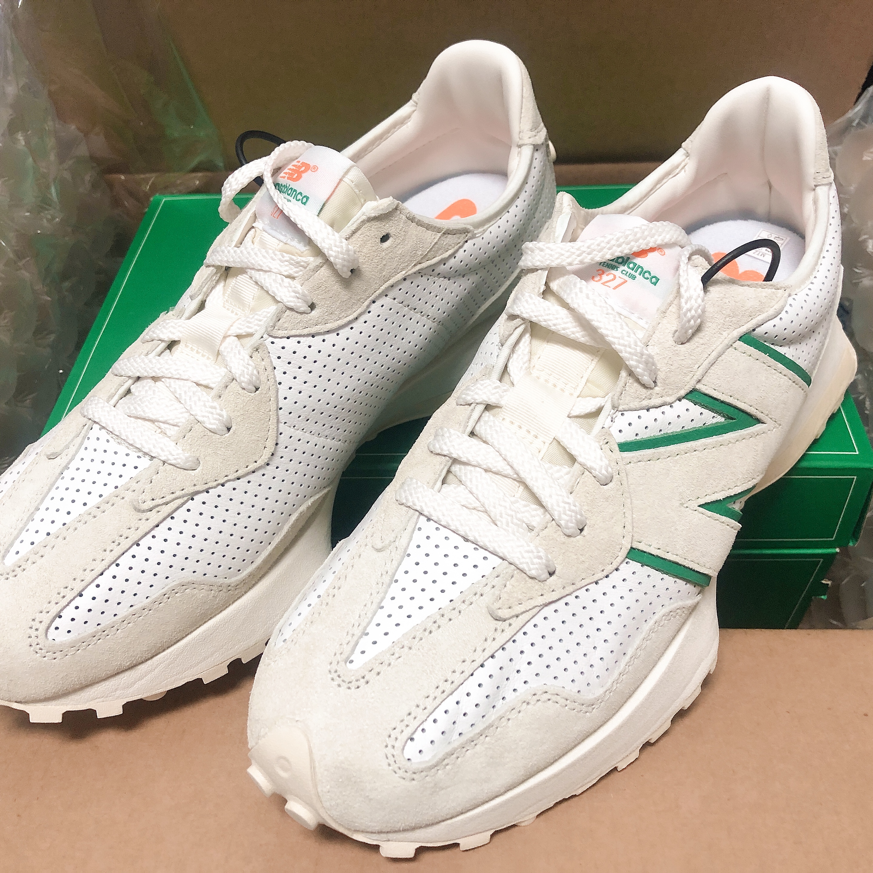 New Balance x Casablanca 327 Idealist Off White Green 착용 스타일 - 1