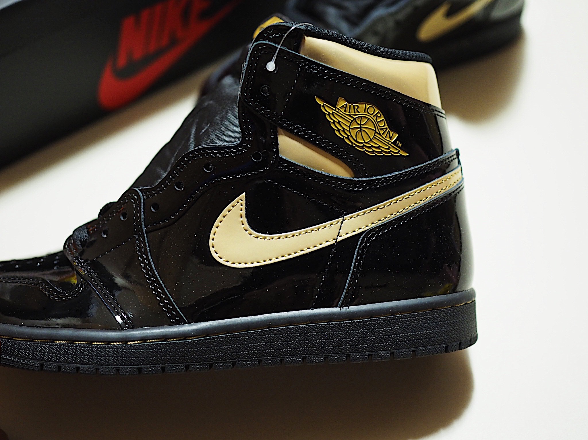 Jordan 1 Retro High OG Metallic Gold 착용 스타일 - 3