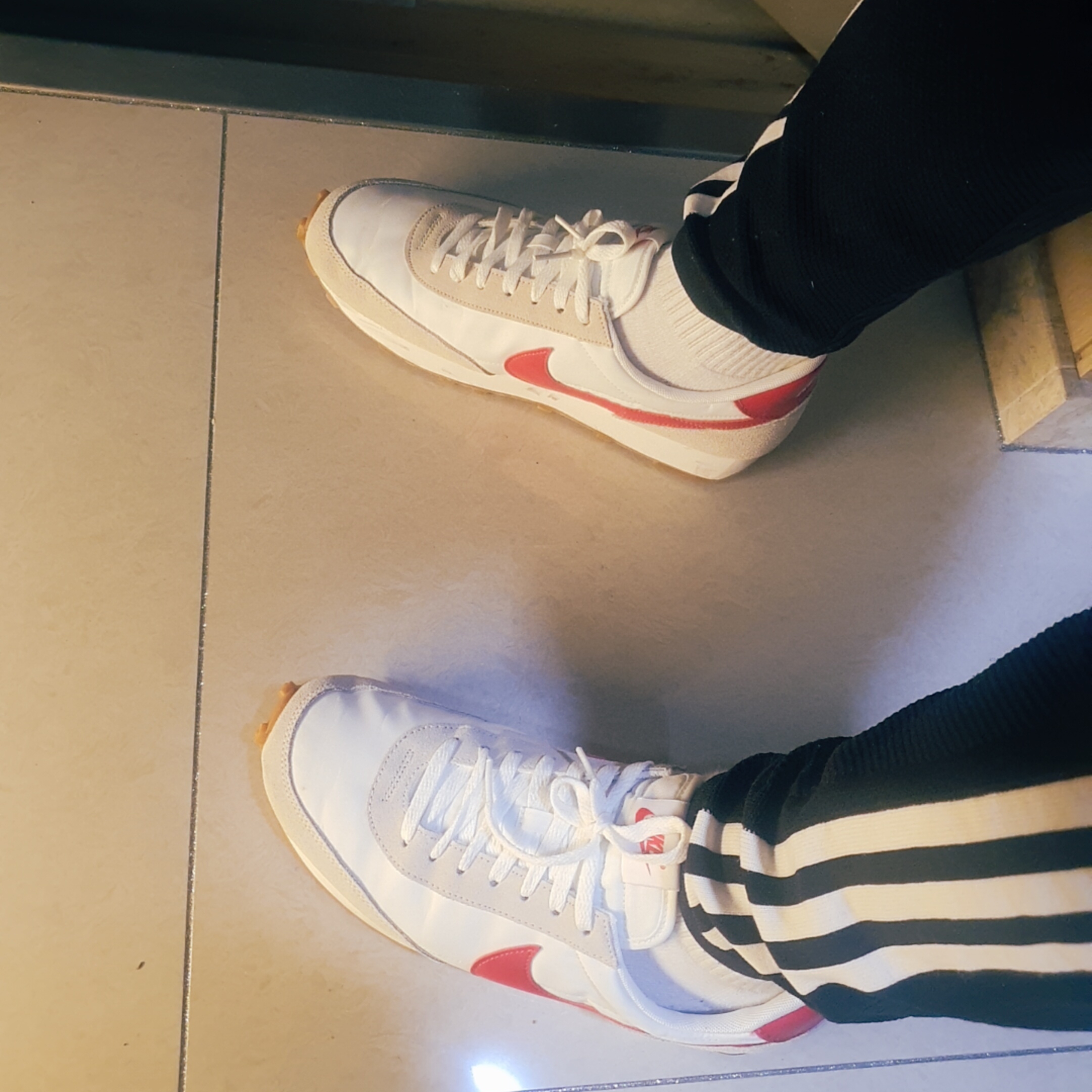 (W) Nike Daybreak Summit White University Red 착용 스타일 - 1