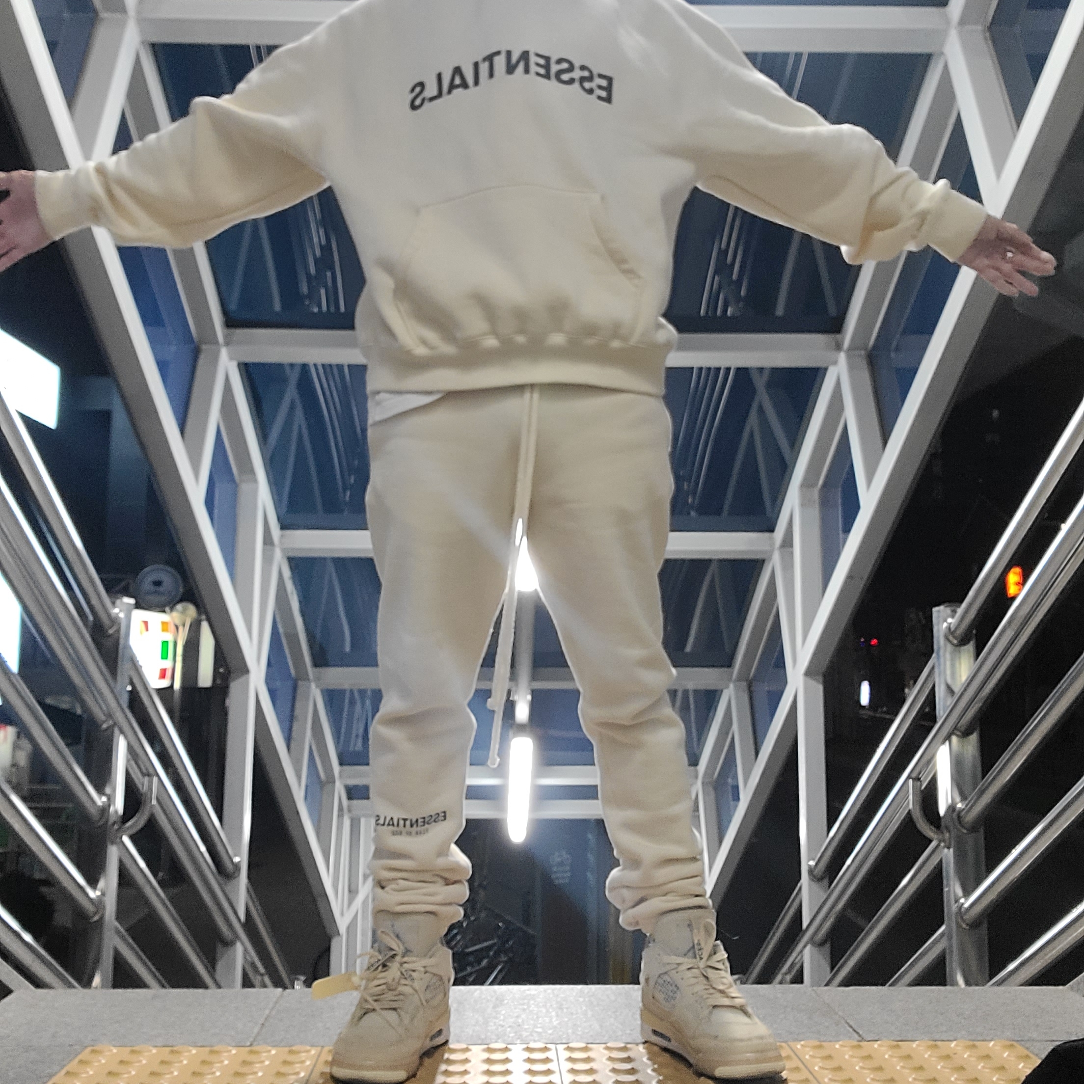 (W) Jordan 4 x Off-White Retro SP Sail 착용 스타일