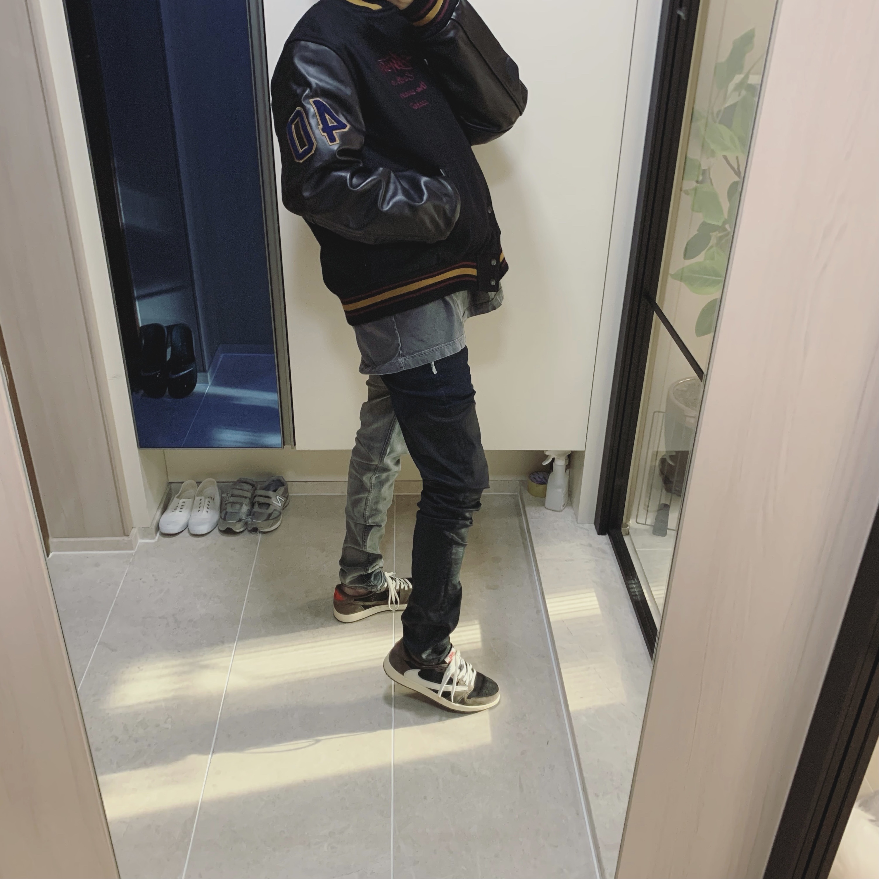 Jordan 1 x Travis Scott Retro Low OG SP Mocha 착용 스타일 - 1