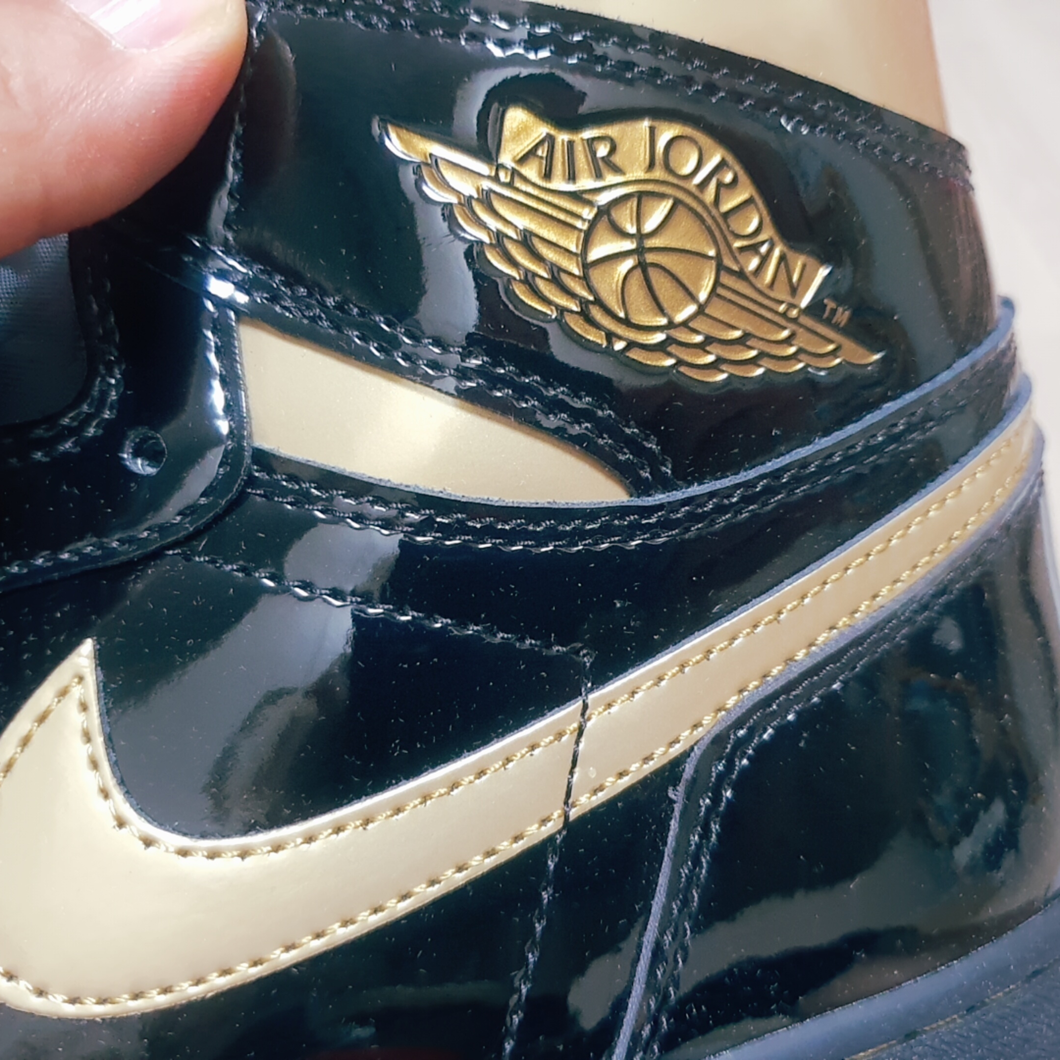 Jordan 1 Retro High OG Metallic Gold 착용 스타일 - 2