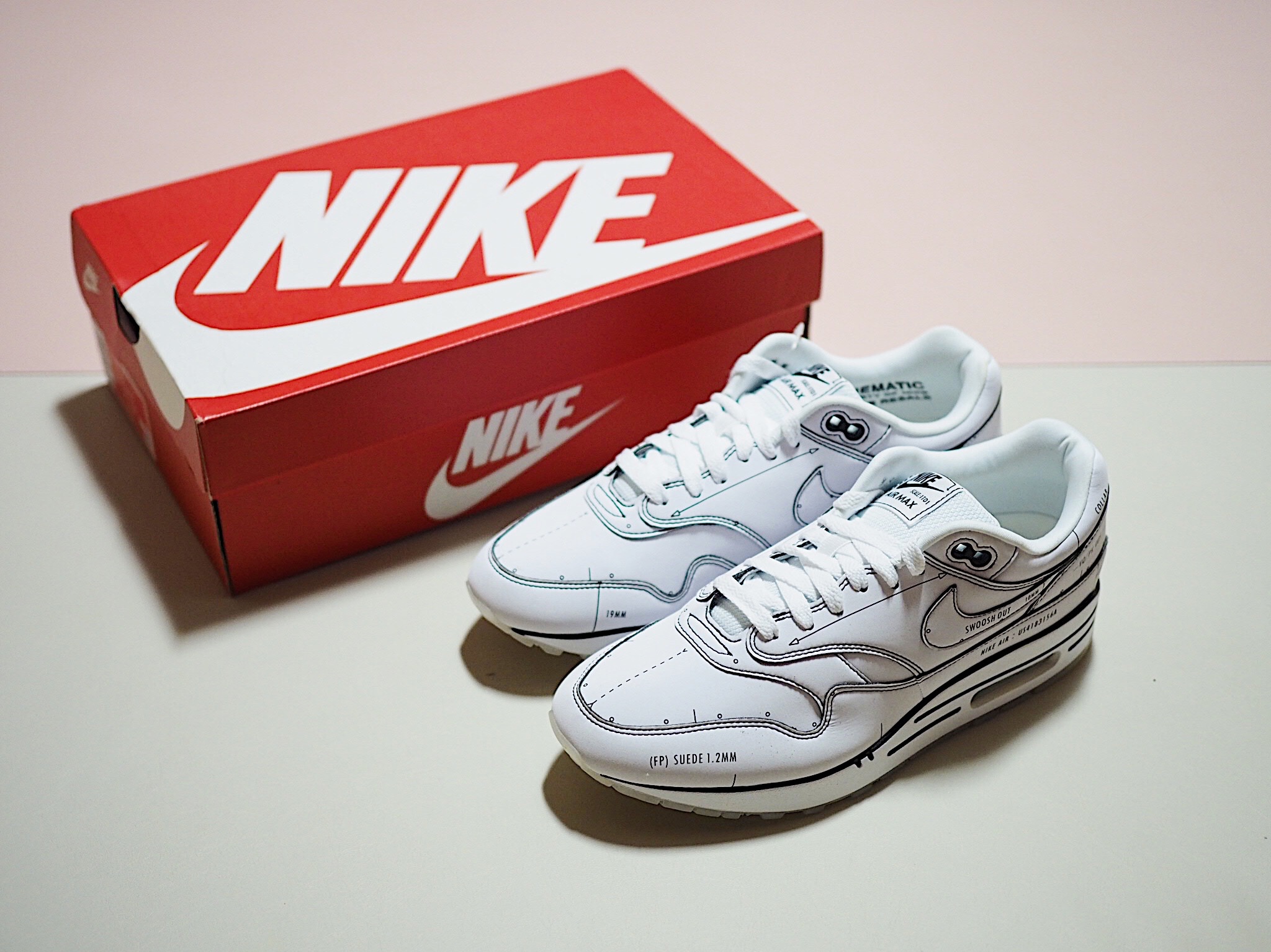 Nike Air Max 1 Tinker Sketch to Shelf White 착용 스타일 - 1