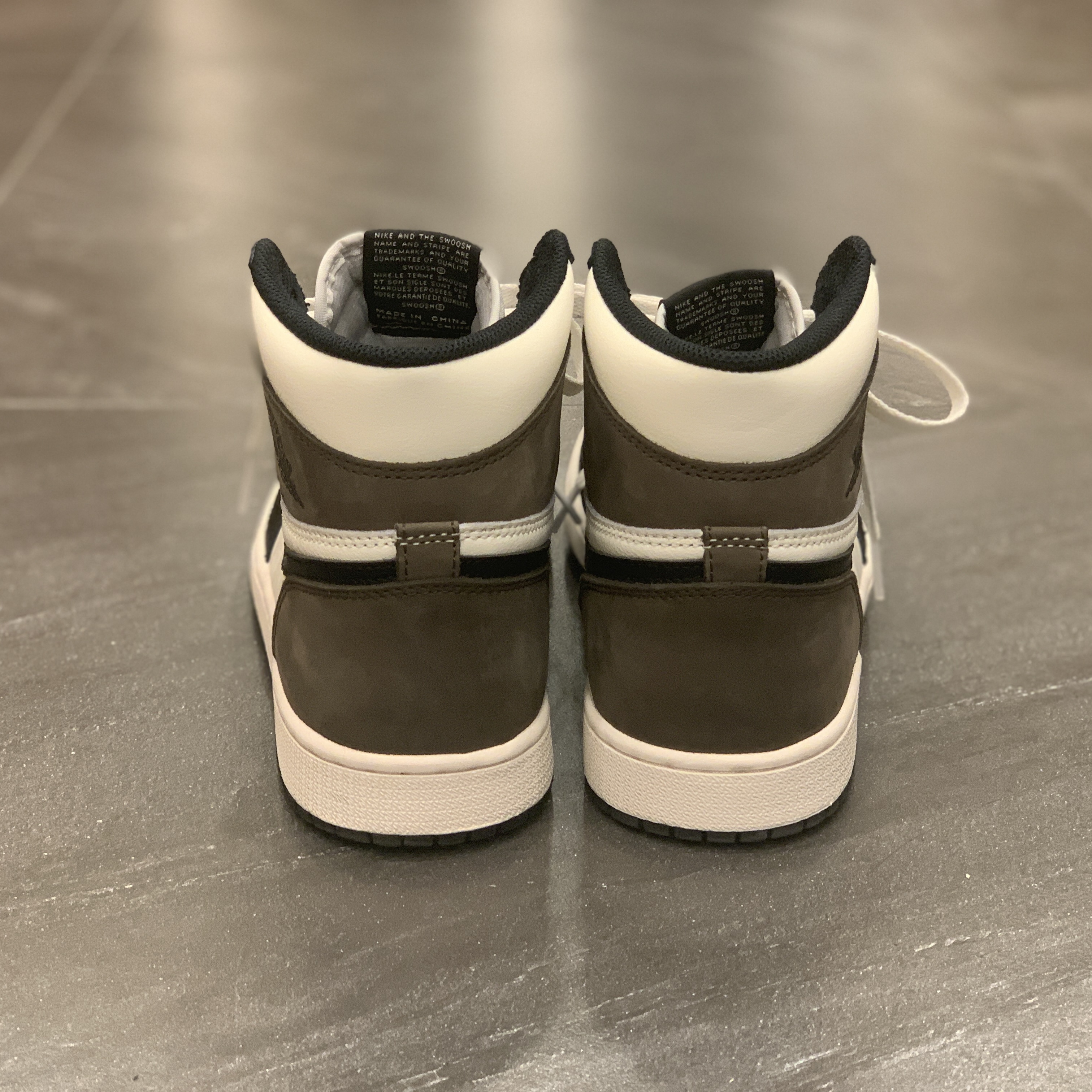 Jordan 1 Retro High OG Black Mocha 착용 스타일 - 3