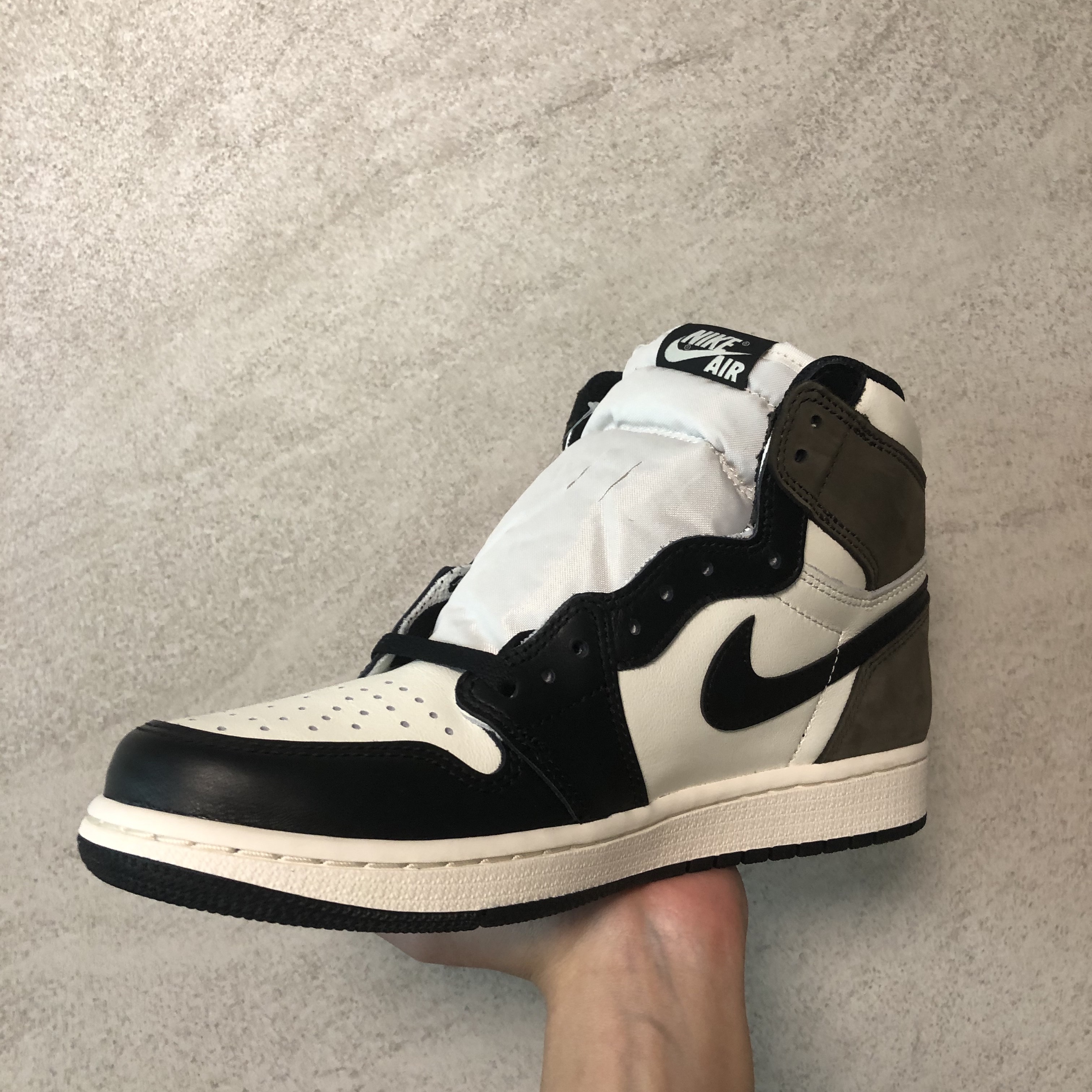 Jordan 1 Retro High OG Black Mocha 착용 스타일 - 2