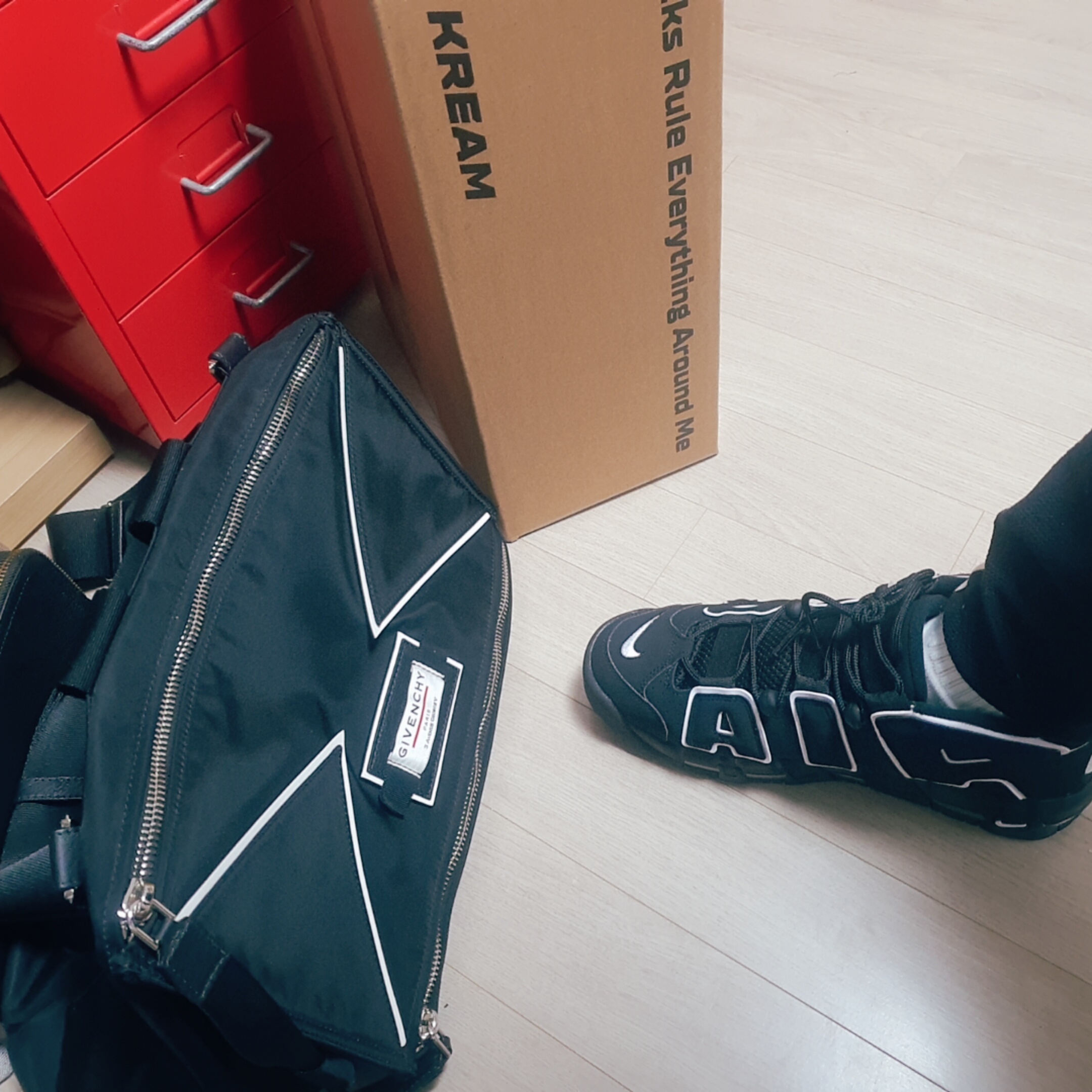 Nike Air More Uptempo Black White 2020 착용 스타일 - 3