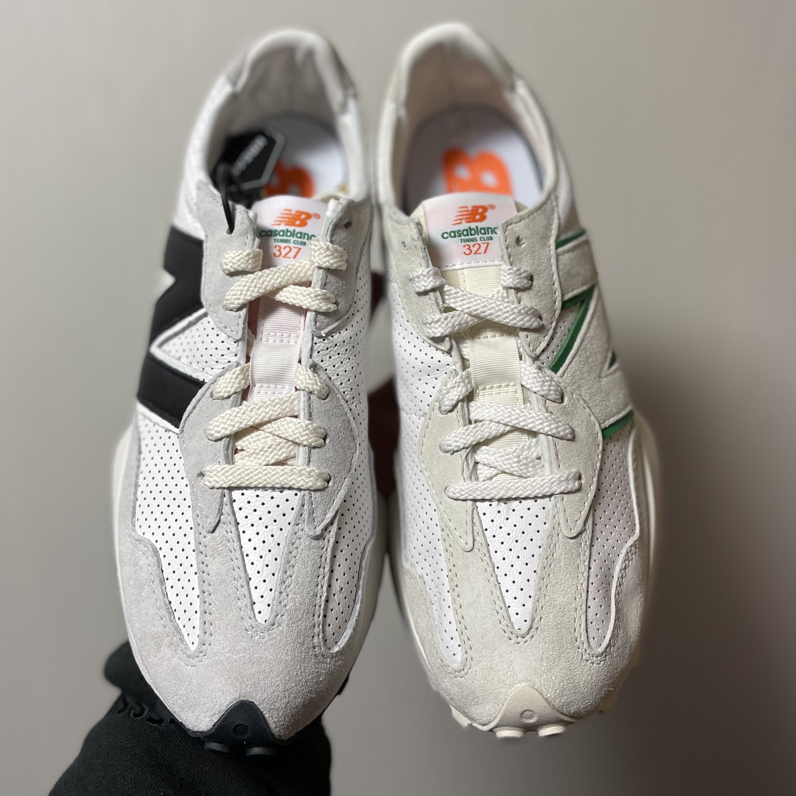 New Balance x Casablanca 327 Idealist Off White Green, New Balance x Casablanca 327 Idealist Black Grey Pink 착용 스타일 - 1