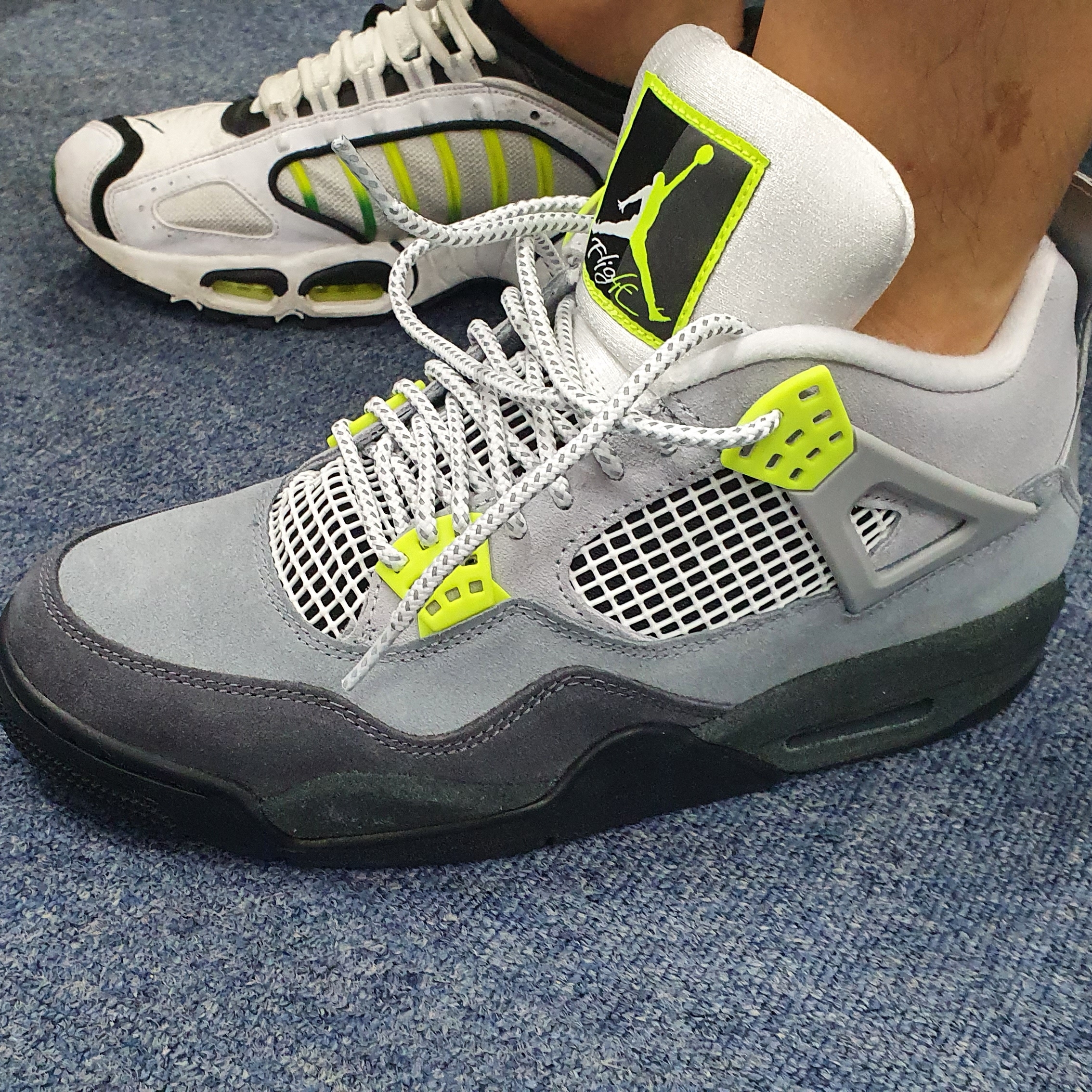 Jordan 4 Retro SE Neon 95 착용 스타일