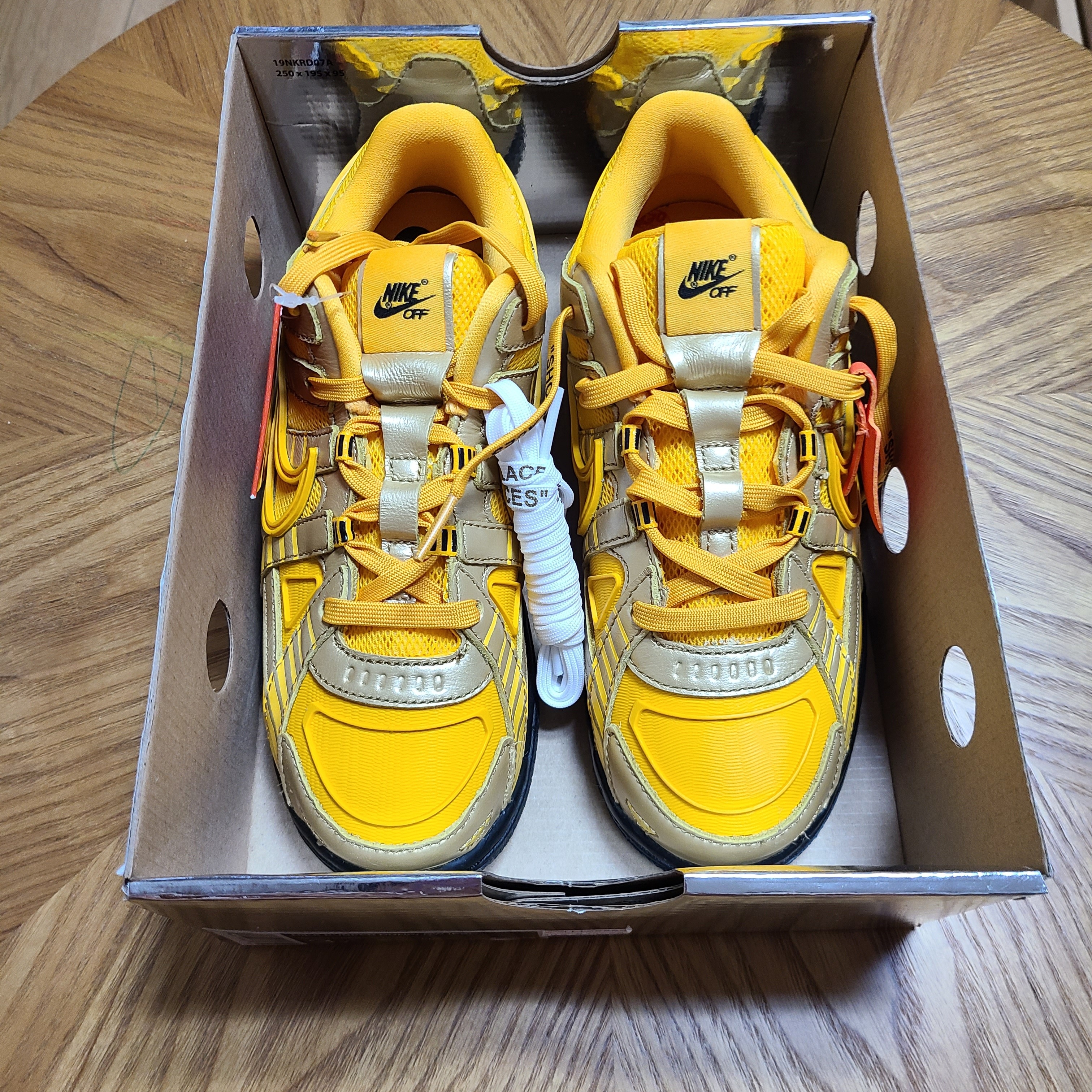(PS) Nike x Off-White Air Rubber Dunk University Gold 착용 스타일 - 1