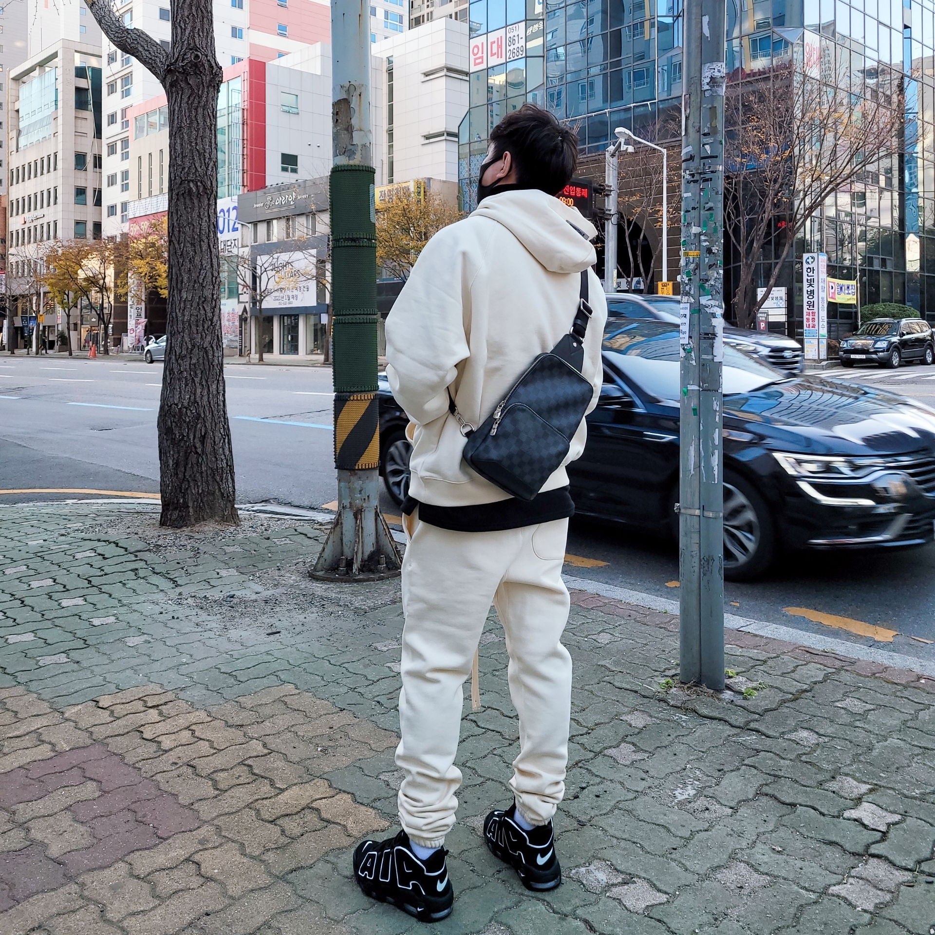 Nike Air More Uptempo Black White 2020 착용 스타일 - 3