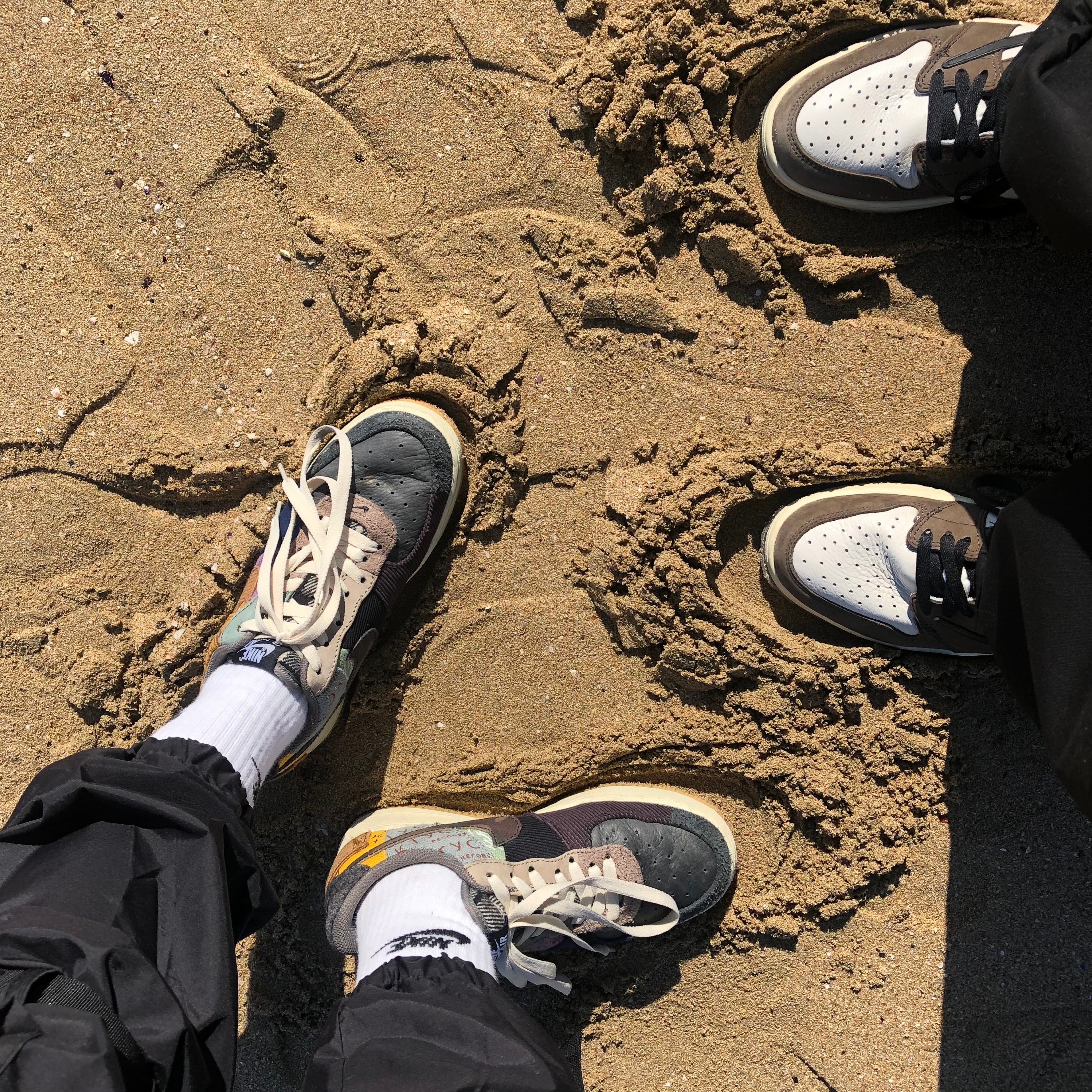 Jordan 1 x Travis Scott Retro High OG SP Mocha, Nike x Travis Scott Air Force 1 Low Cactus Jack 착용 스타일