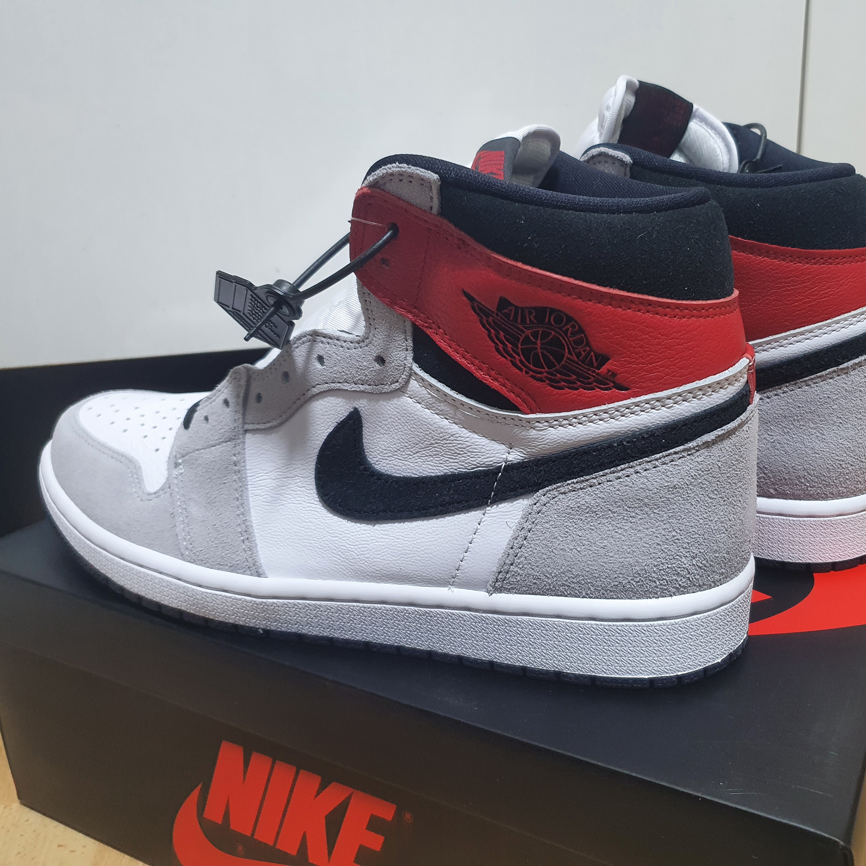 Jordan 1 Retro High OG Light Smoke Grey 착용 스타일 - 2