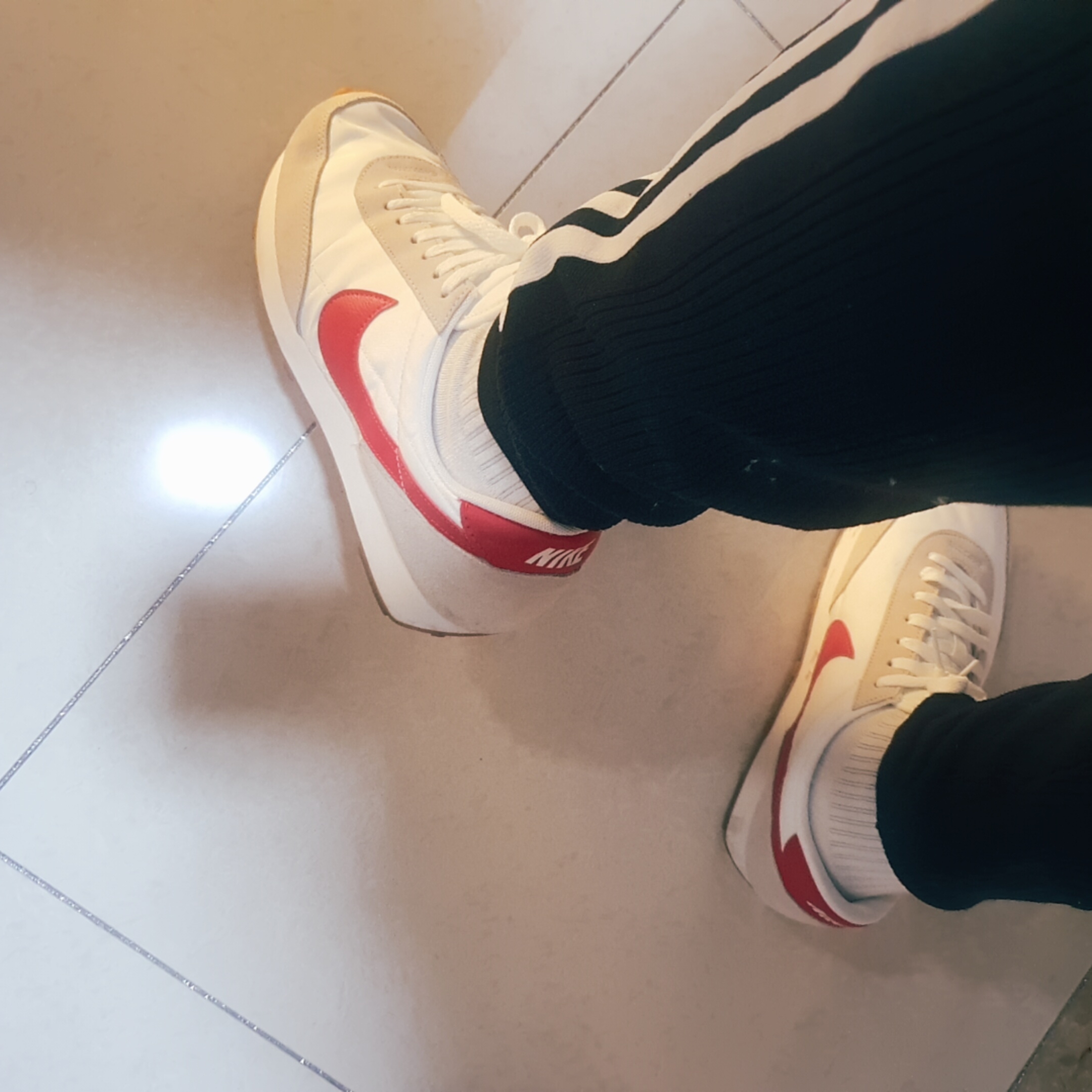 (W) Nike Daybreak Summit White University Red 착용 스타일 - 2
