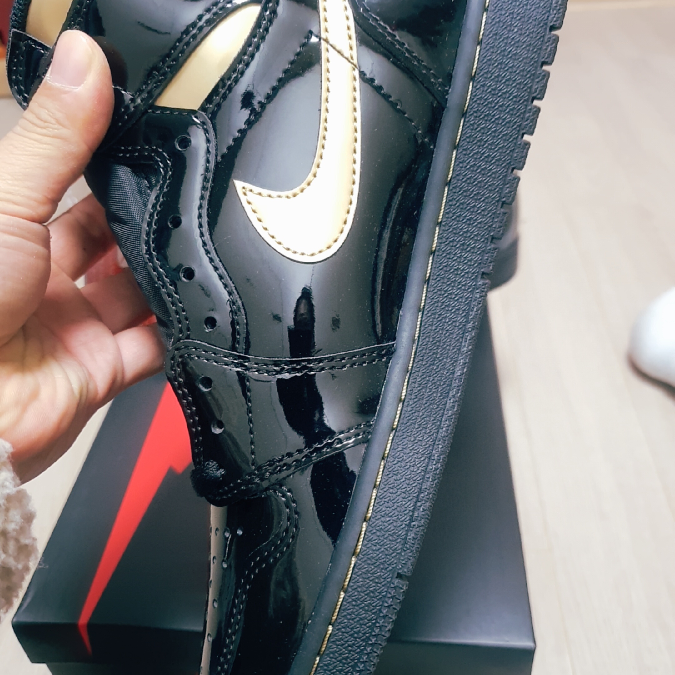 Jordan 1 Retro High OG Metallic Gold 착용 스타일 - 5