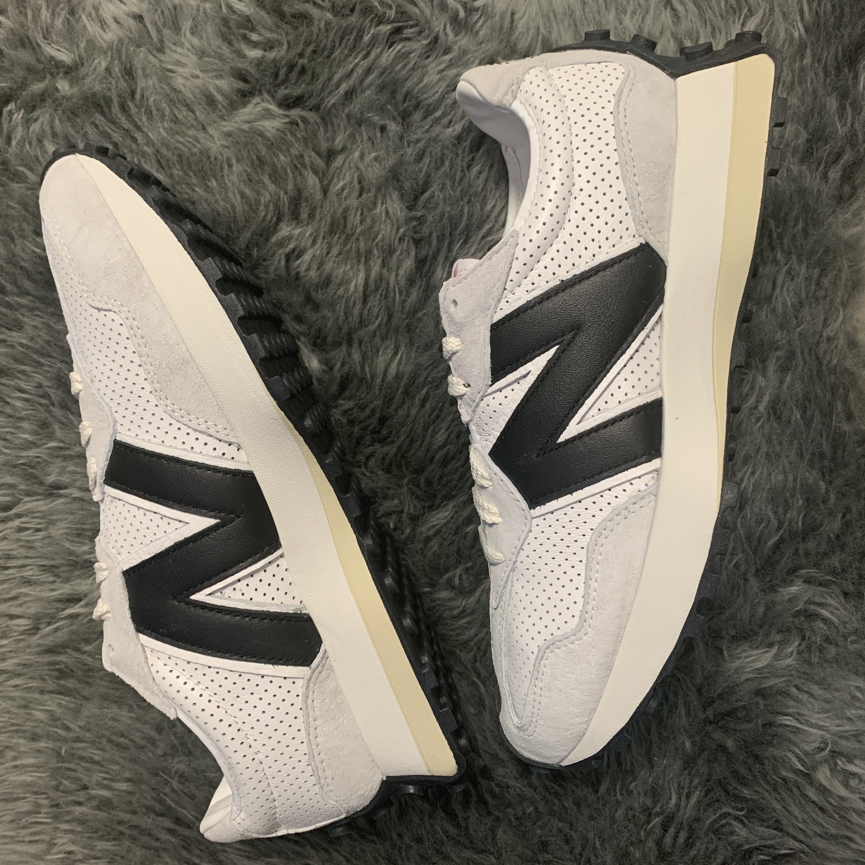 New Balance x Casablanca 327 Idealist Black Grey Pink 착용 스타일
