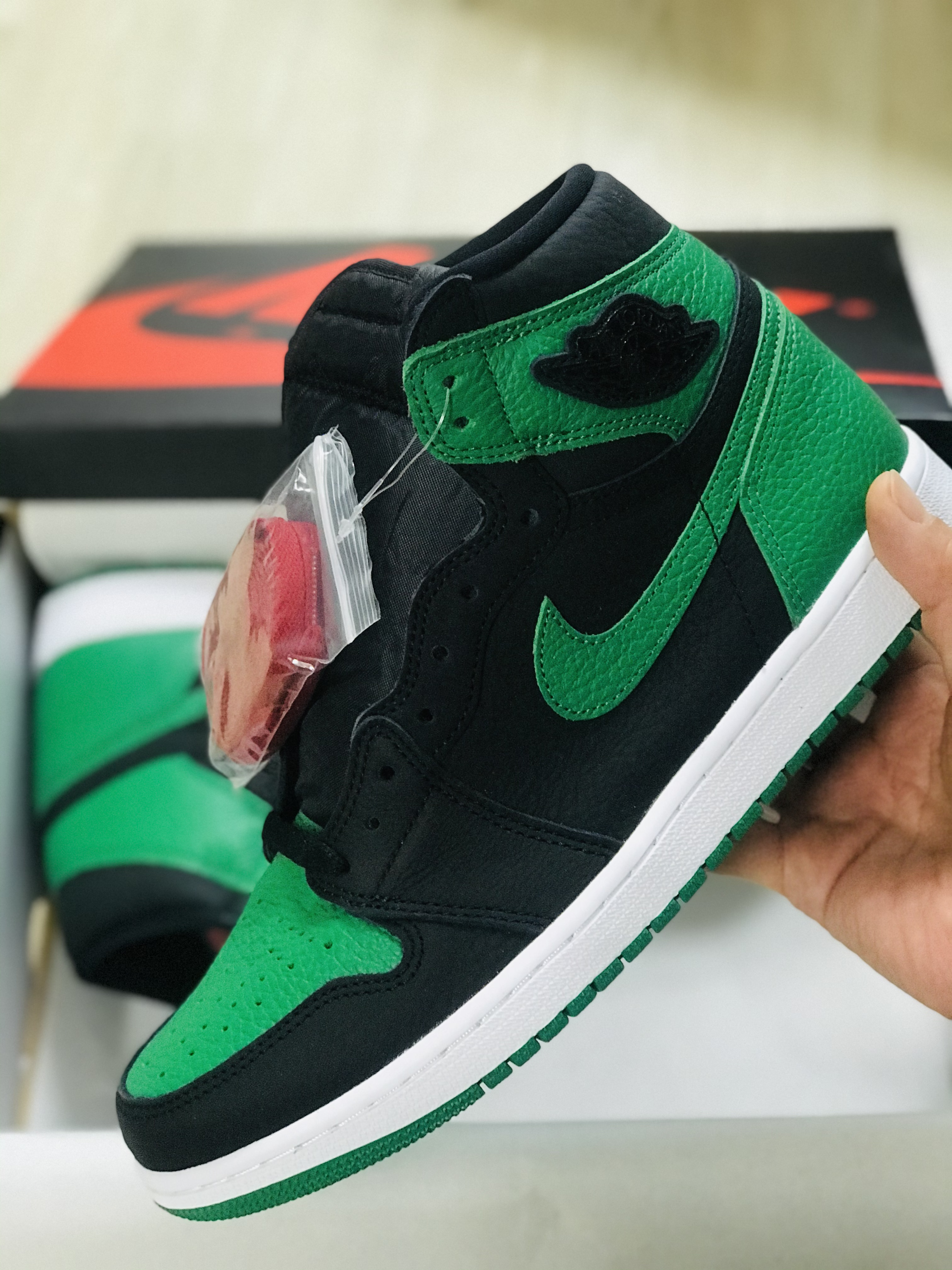 Jordan 1 Retro High OG Pine Green Black 착용 스타일 - 1