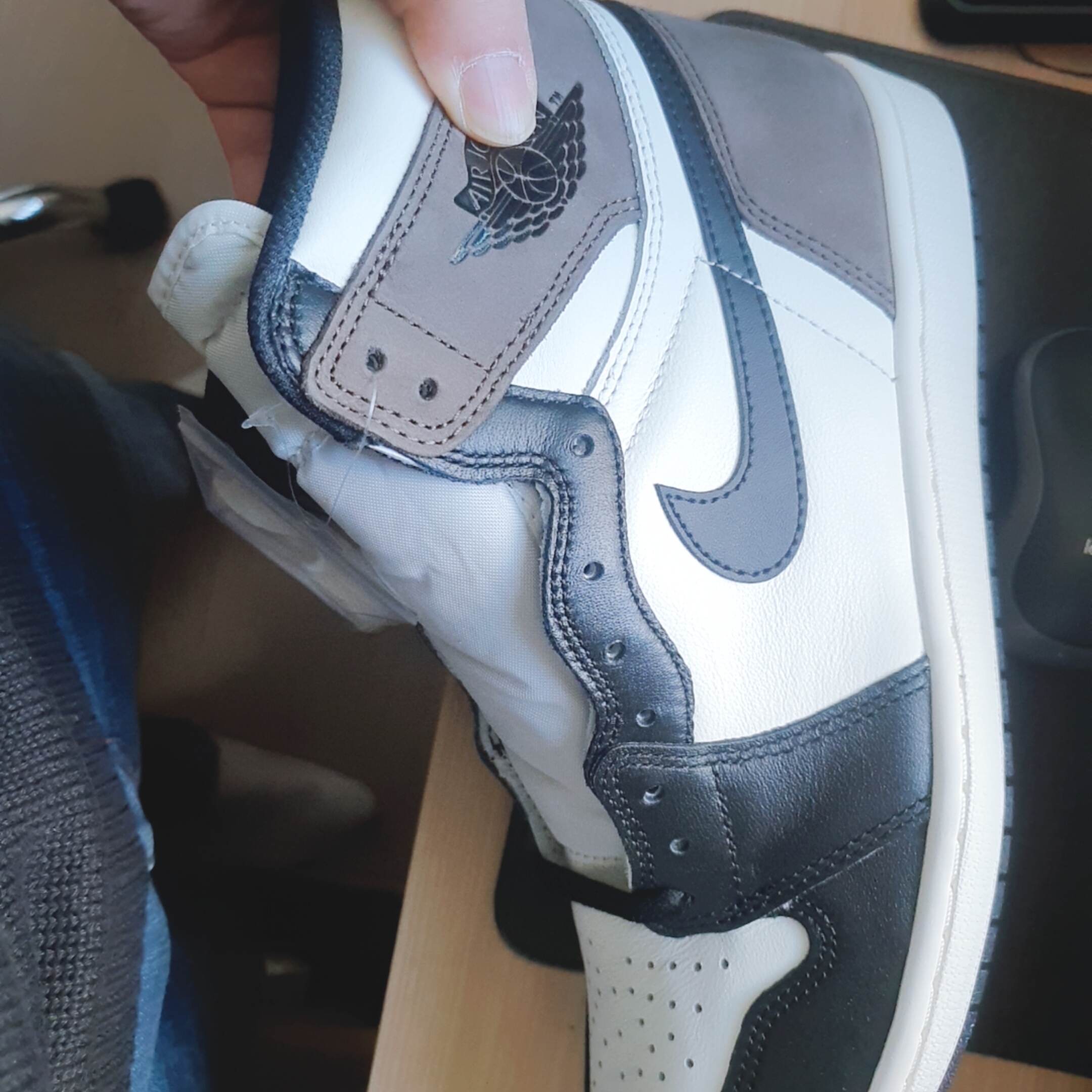 Jordan 1 Retro High OG Black Mocha, Nike x Kasina Dunk Low 80's Bus 착용 스타일 - 3