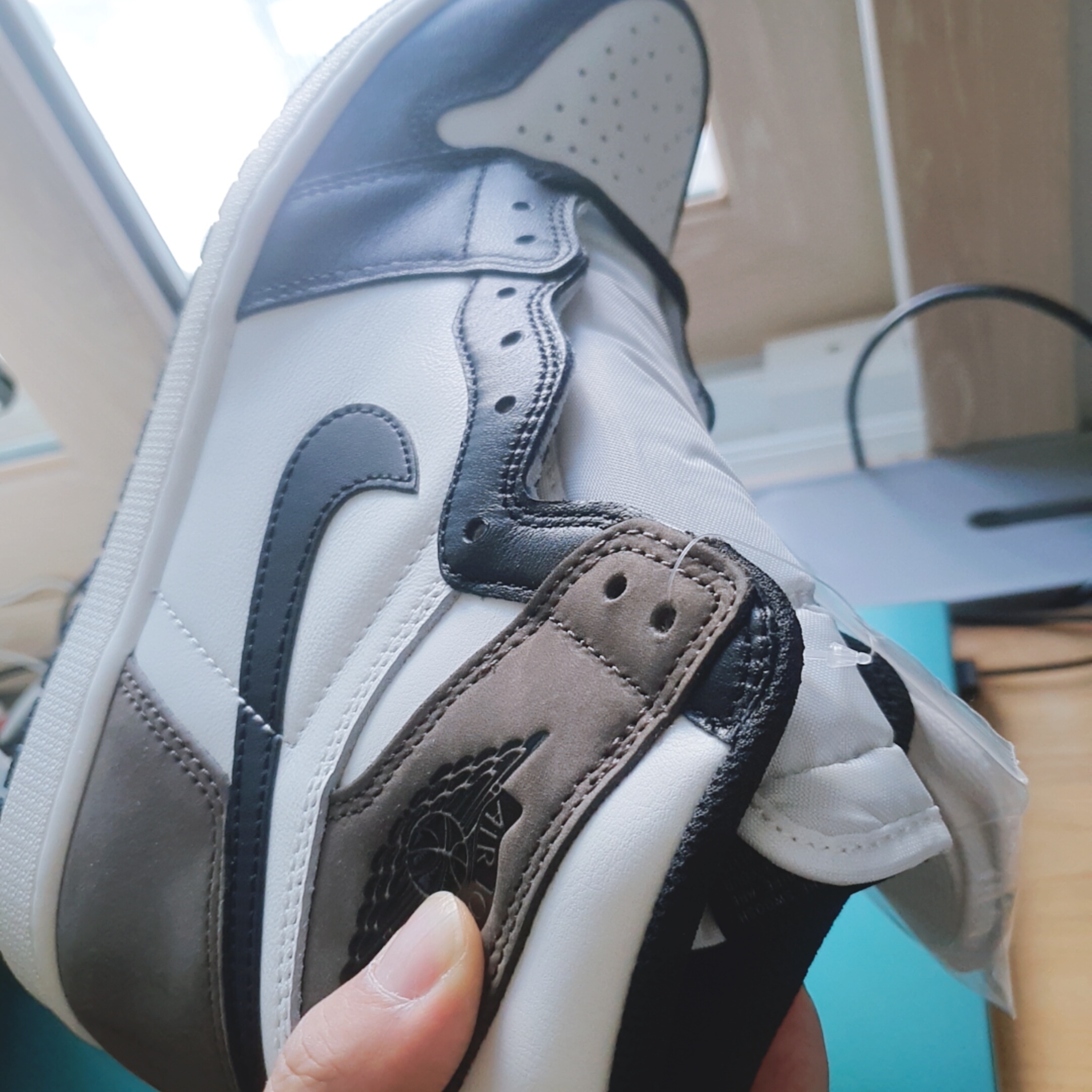 Jordan 1 Retro High OG Black Mocha, Nike x Kasina Dunk Low 80's Bus 착용 스타일 - 2