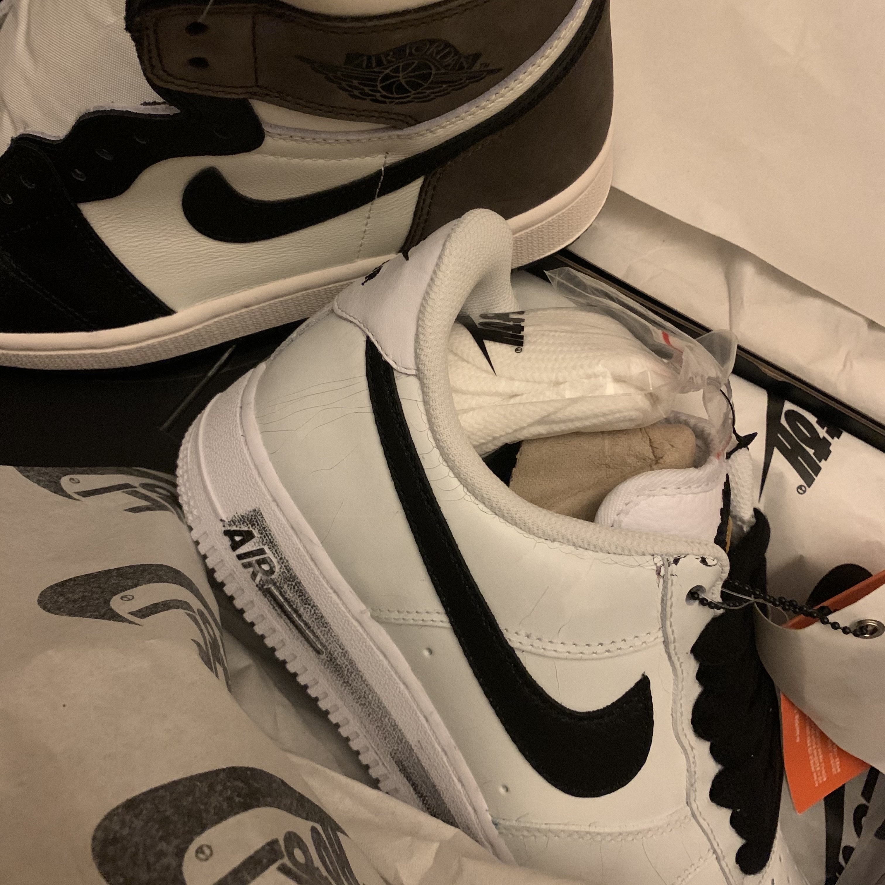 Nike x Peaceminusone Air Force 1 Low Para-Noise 2.0, Jordan 1 Retro High OG Black Mocha 착용 스타일