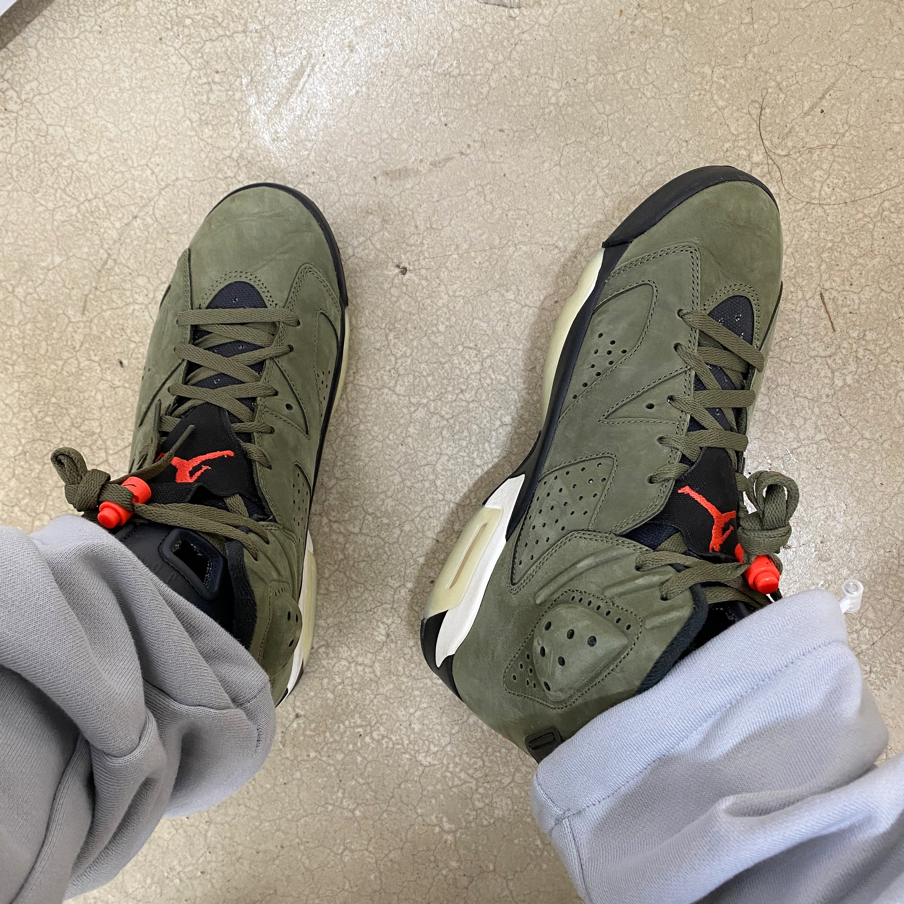 Jordan 6 x Travis Scott Retro Olive 착용 스타일