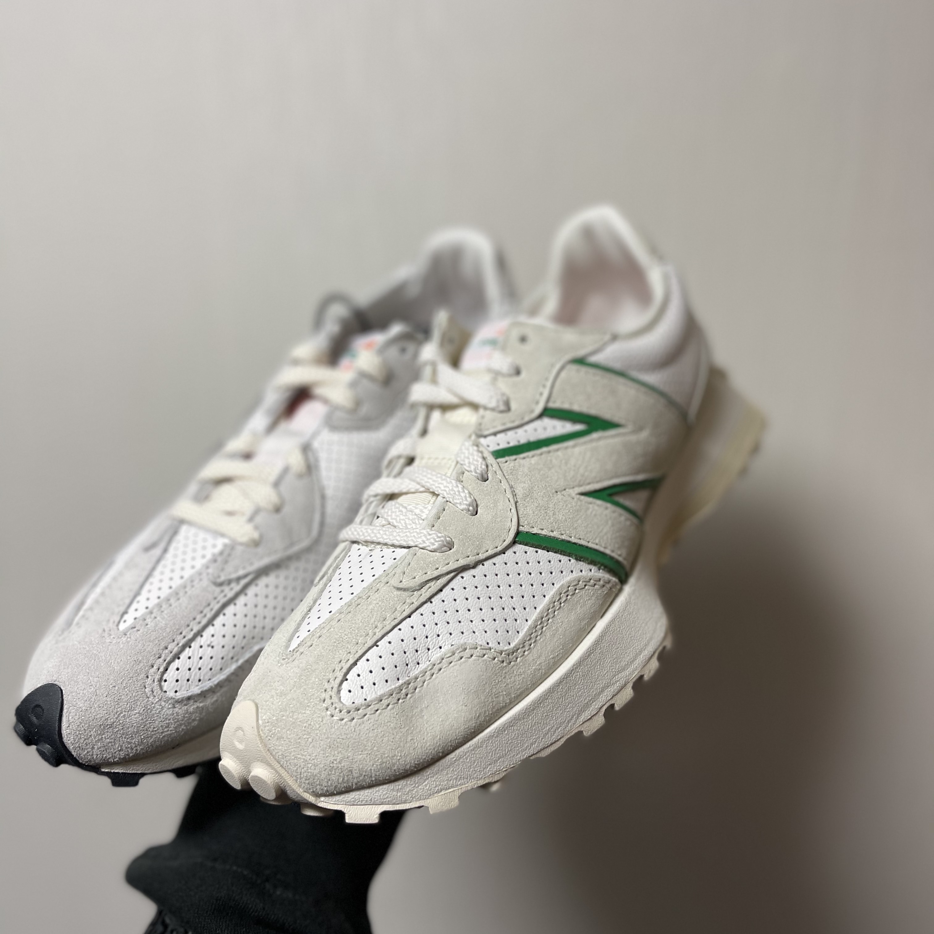 New Balance x Casablanca 327 Idealist Off White Green, New Balance x Casablanca 327 Idealist Black Grey Pink 착용 스타일 - 3